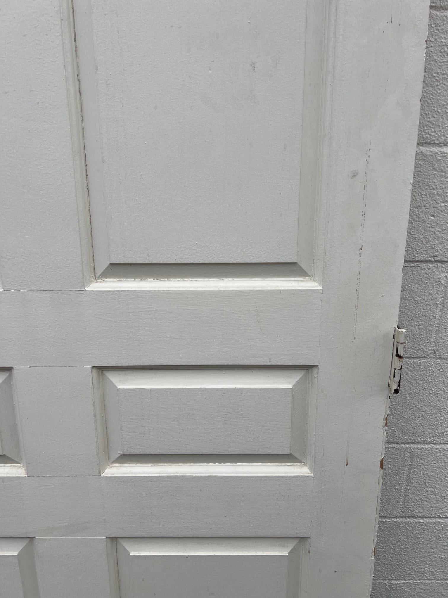 Gran puerta de entrada exterior de cuarterones alzados con herrajes de latón. en venta 9