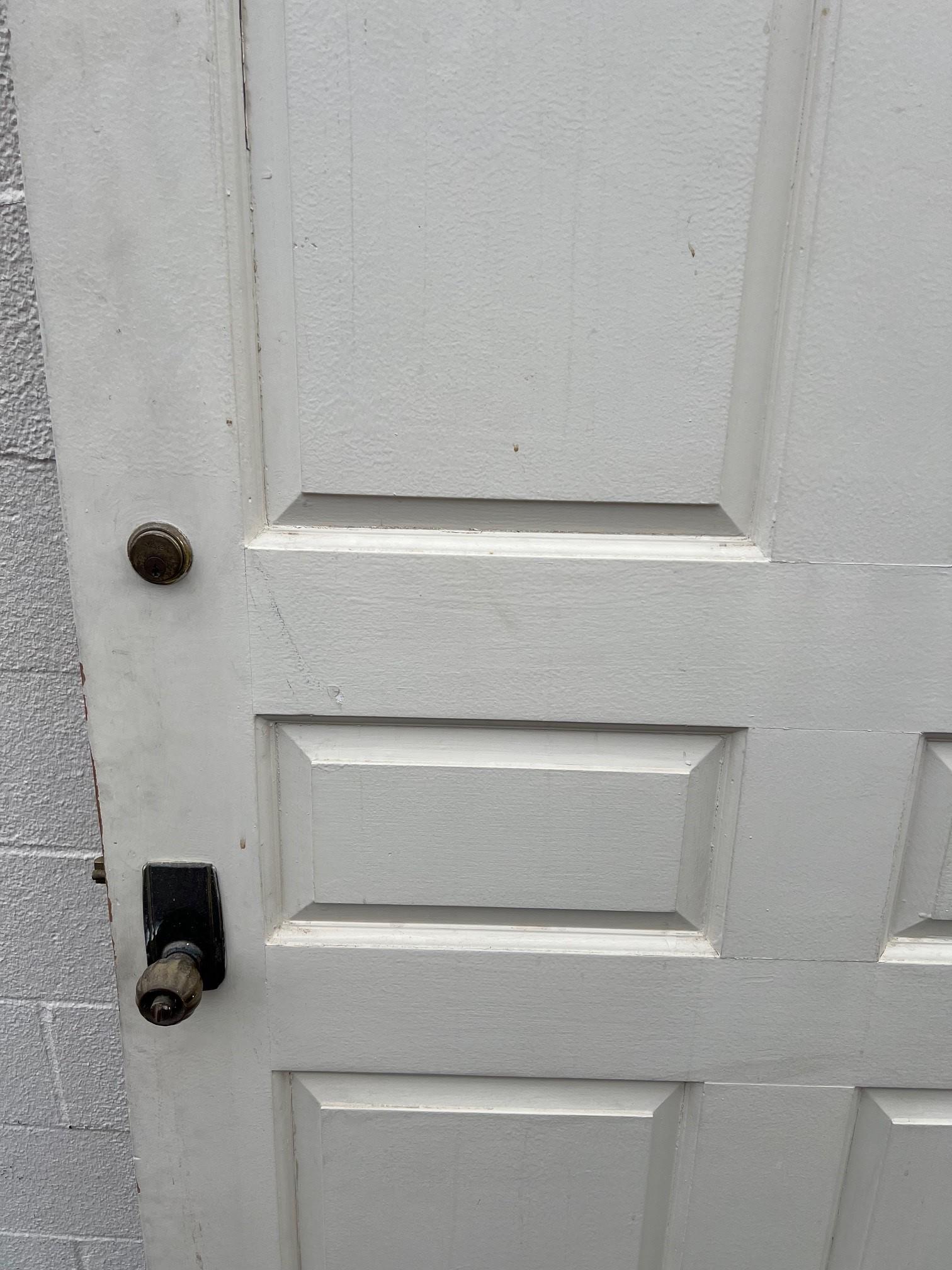 Gran puerta de entrada exterior de cuarterones alzados con herrajes de latón. en venta 10