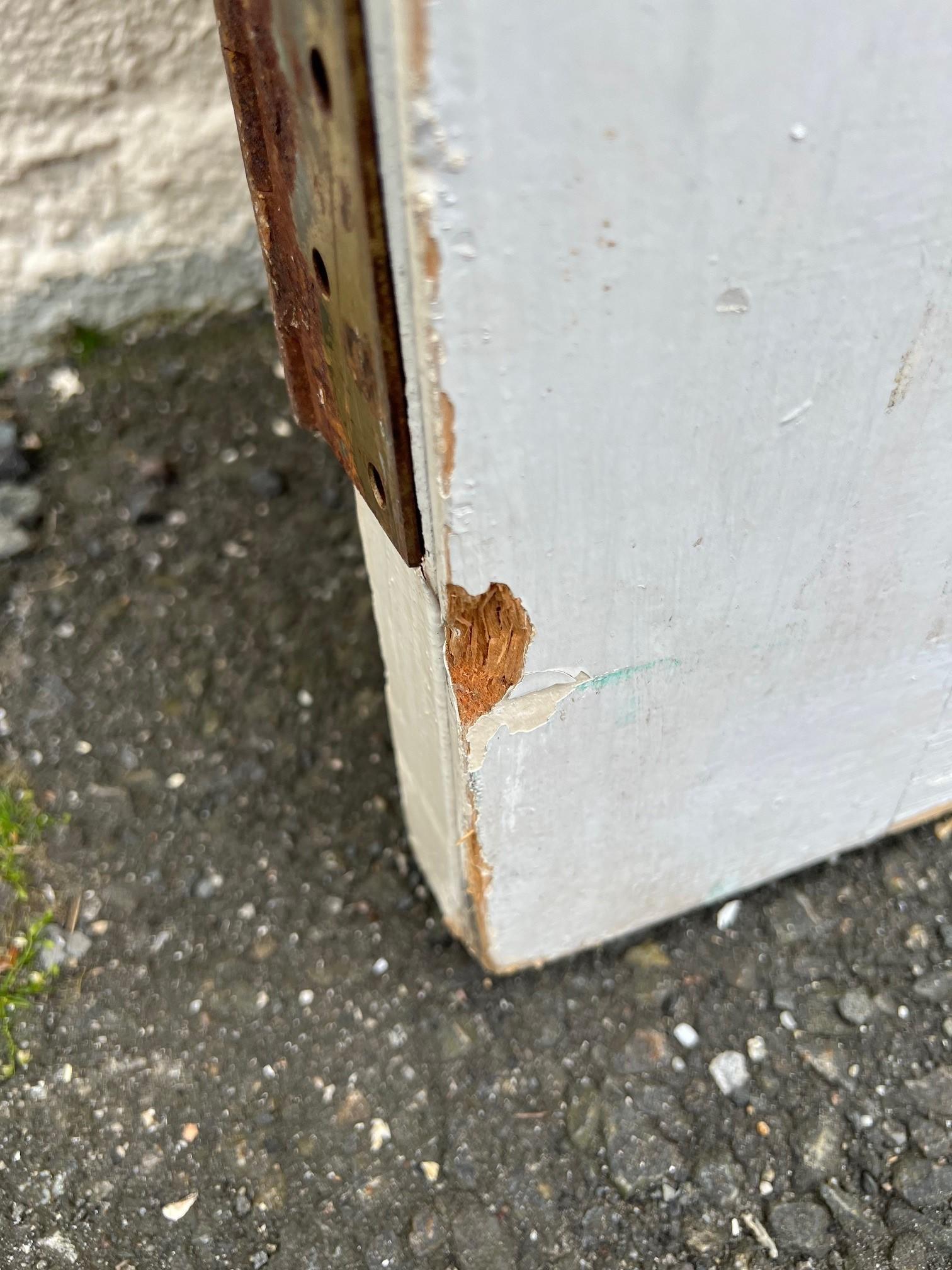 Gran puerta de entrada exterior de cuarterones alzados con herrajes de latón. en venta 13