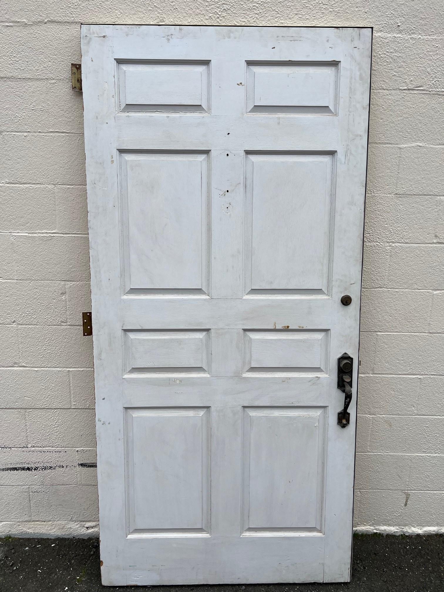 Gran puerta de entrada exterior de gran tamaño con ocho paneles elevados. Es una gran puerta por su tamaño 43