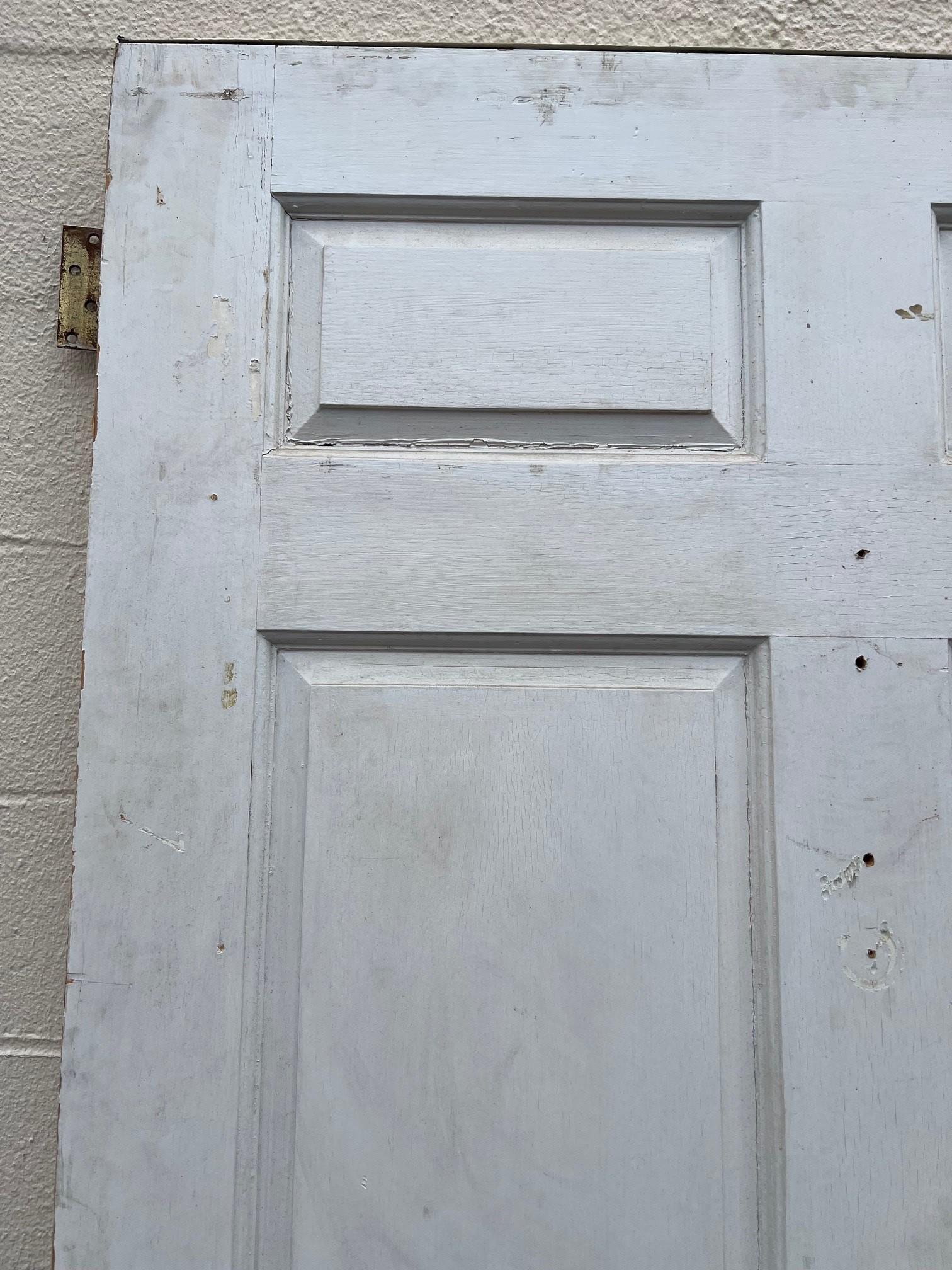 Gran puerta de entrada exterior de cuarterones alzados con herrajes de latón. Estadounidense en venta
