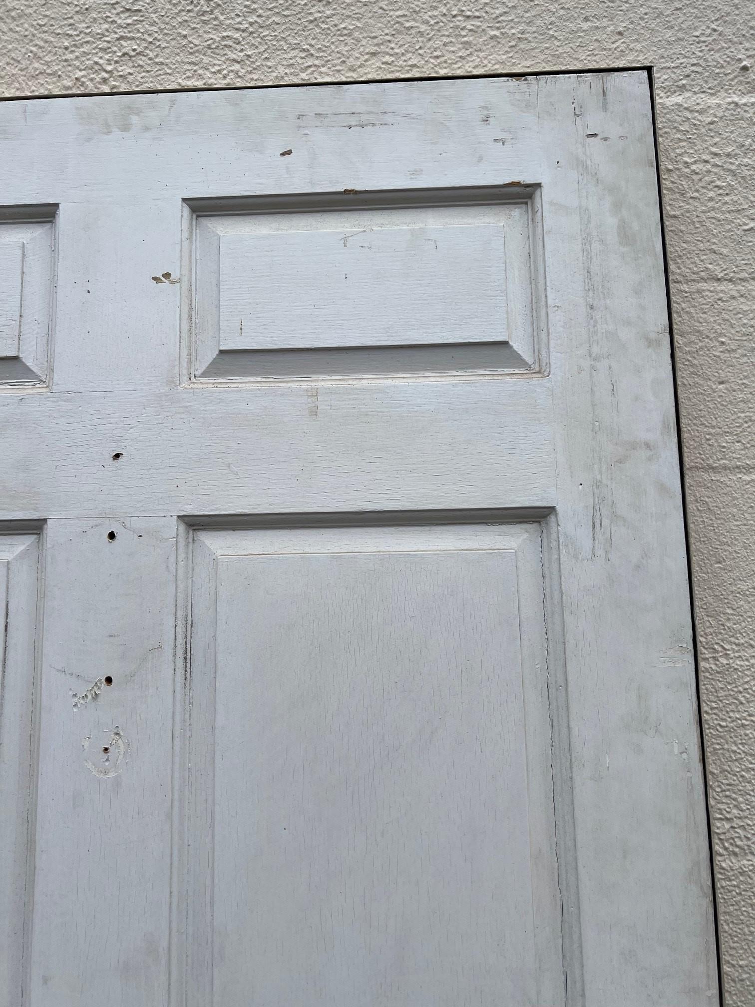 Gran puerta de entrada exterior de cuarterones alzados con herrajes de latón. en Bueno estado para la venta en Stamford, CT