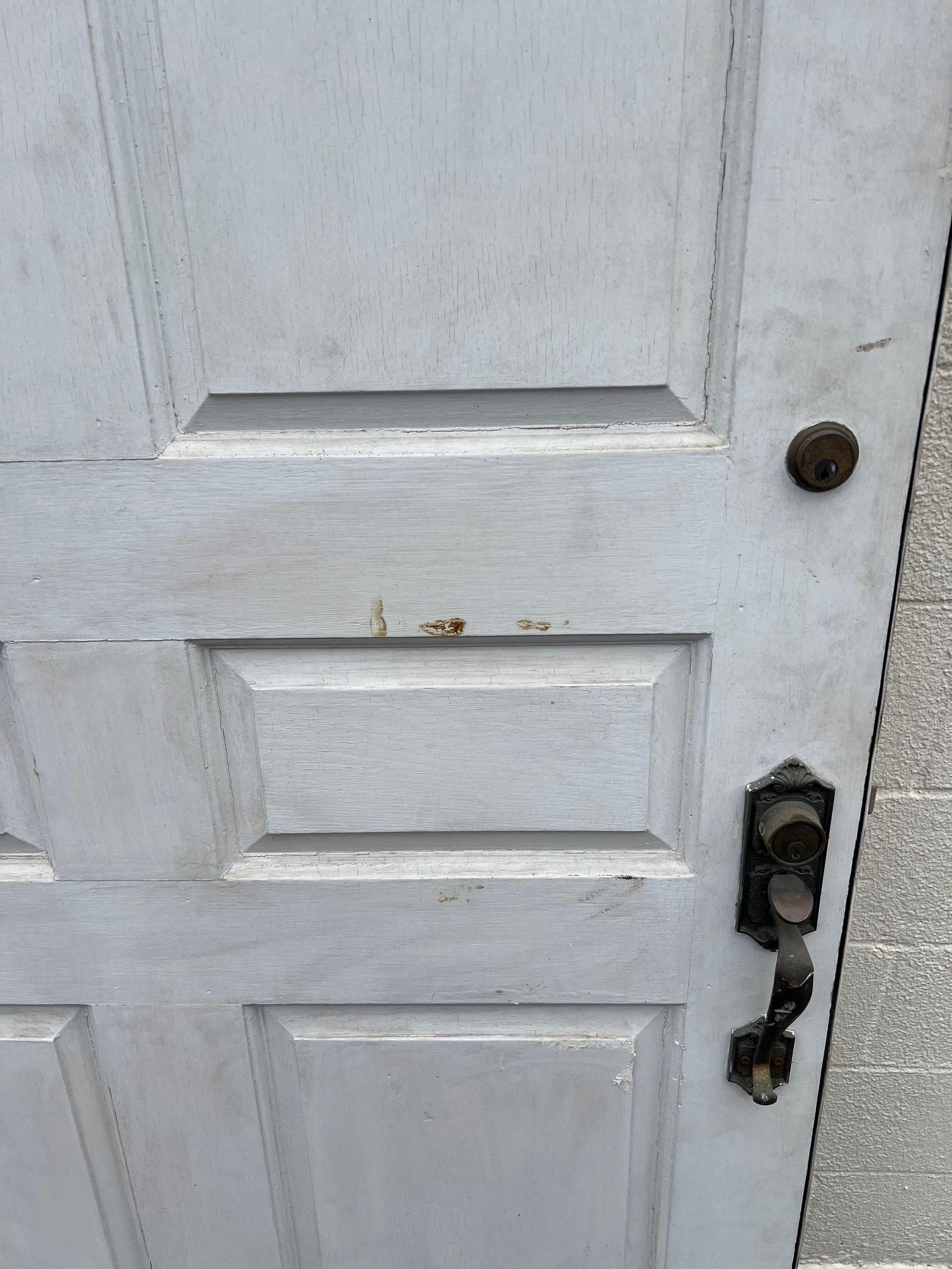 Gran puerta de entrada exterior de cuarterones alzados con herrajes de latón. siglo XX en venta