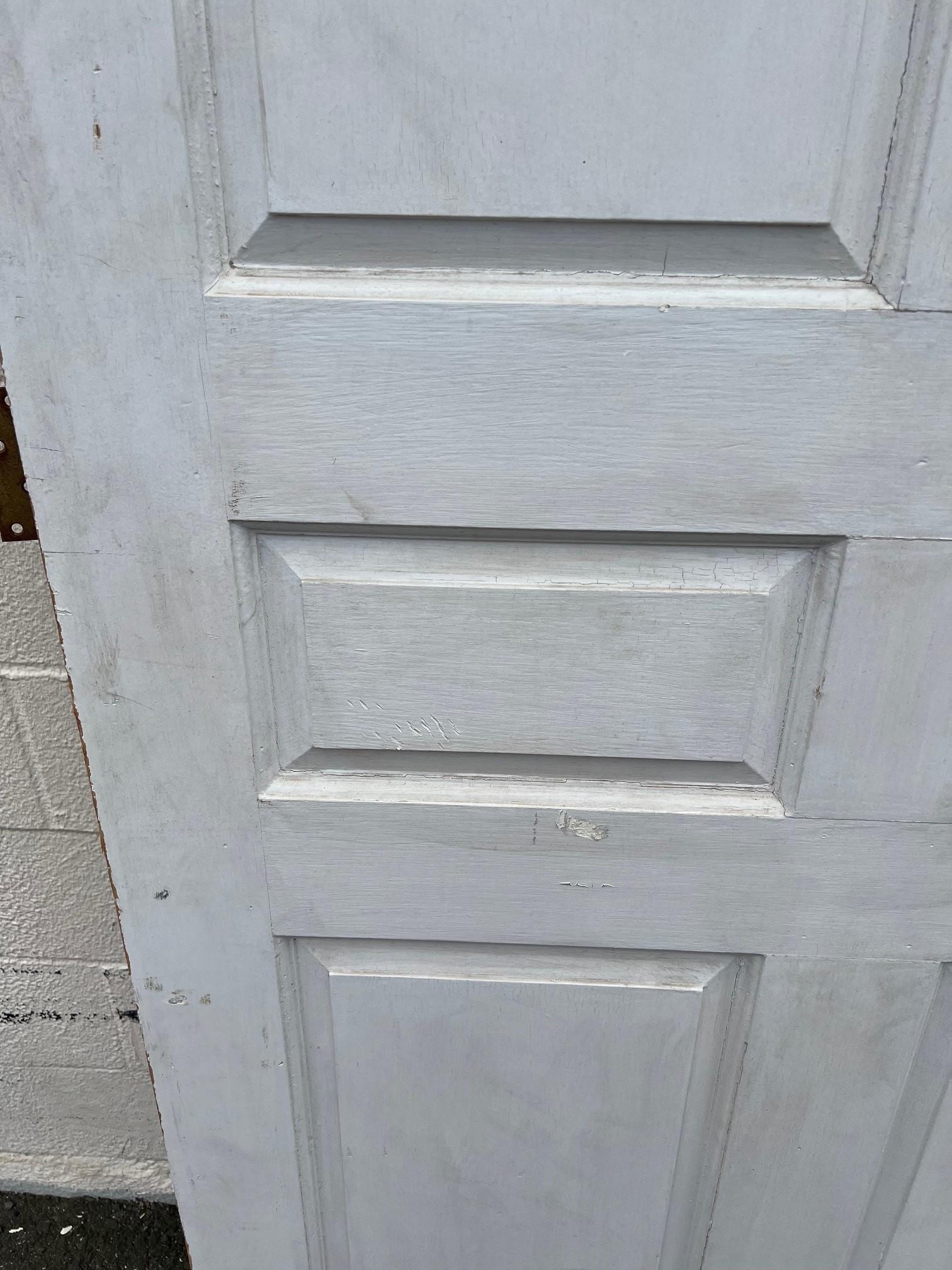 Gran puerta de entrada exterior de cuarterones alzados con herrajes de latón. Latón en venta