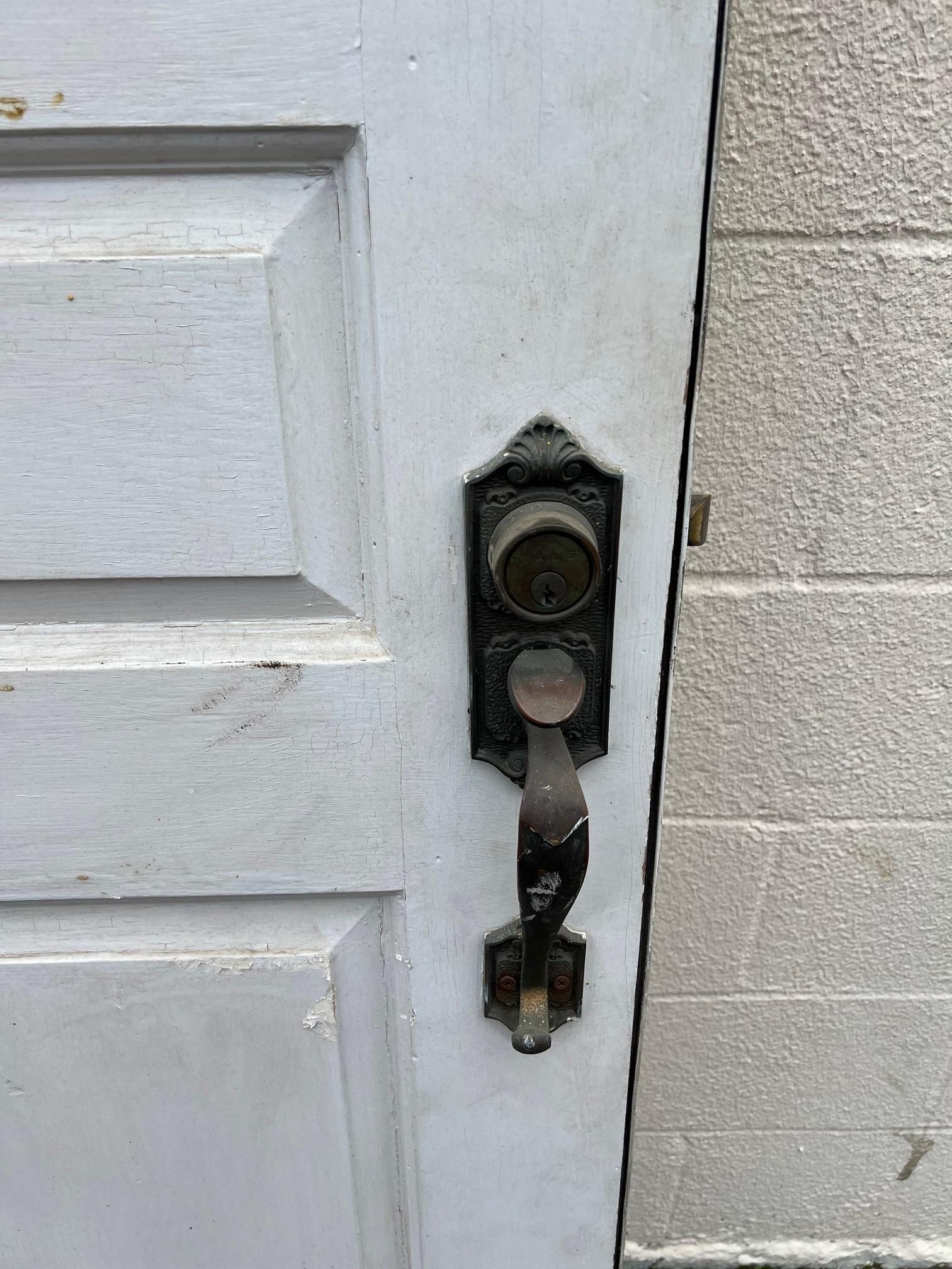 Gran puerta de entrada exterior de cuarterones alzados con herrajes de latón. en venta 3
