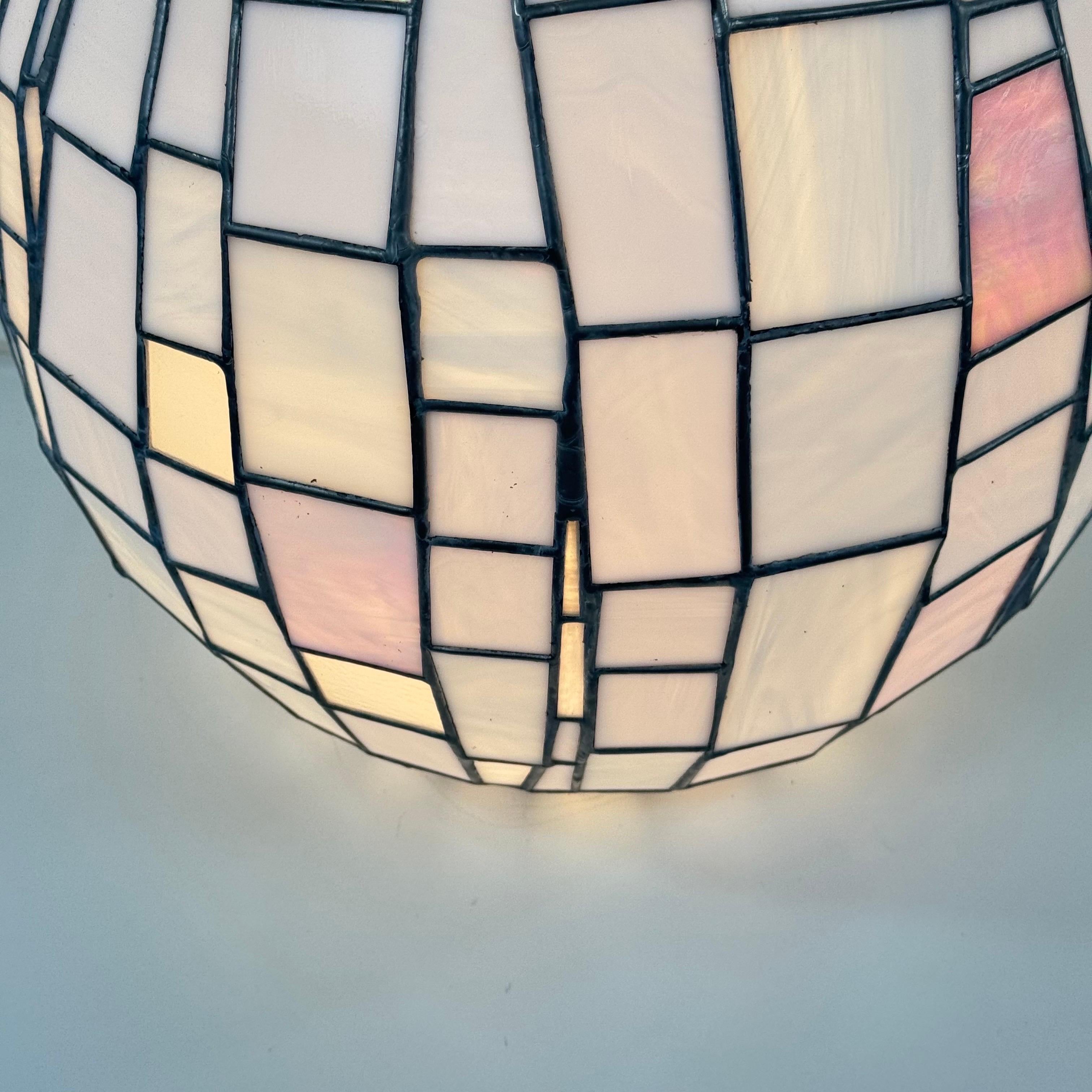 Grande lampe ovoïde en nacre irisée de style Tiffany, 1980 en vente 2