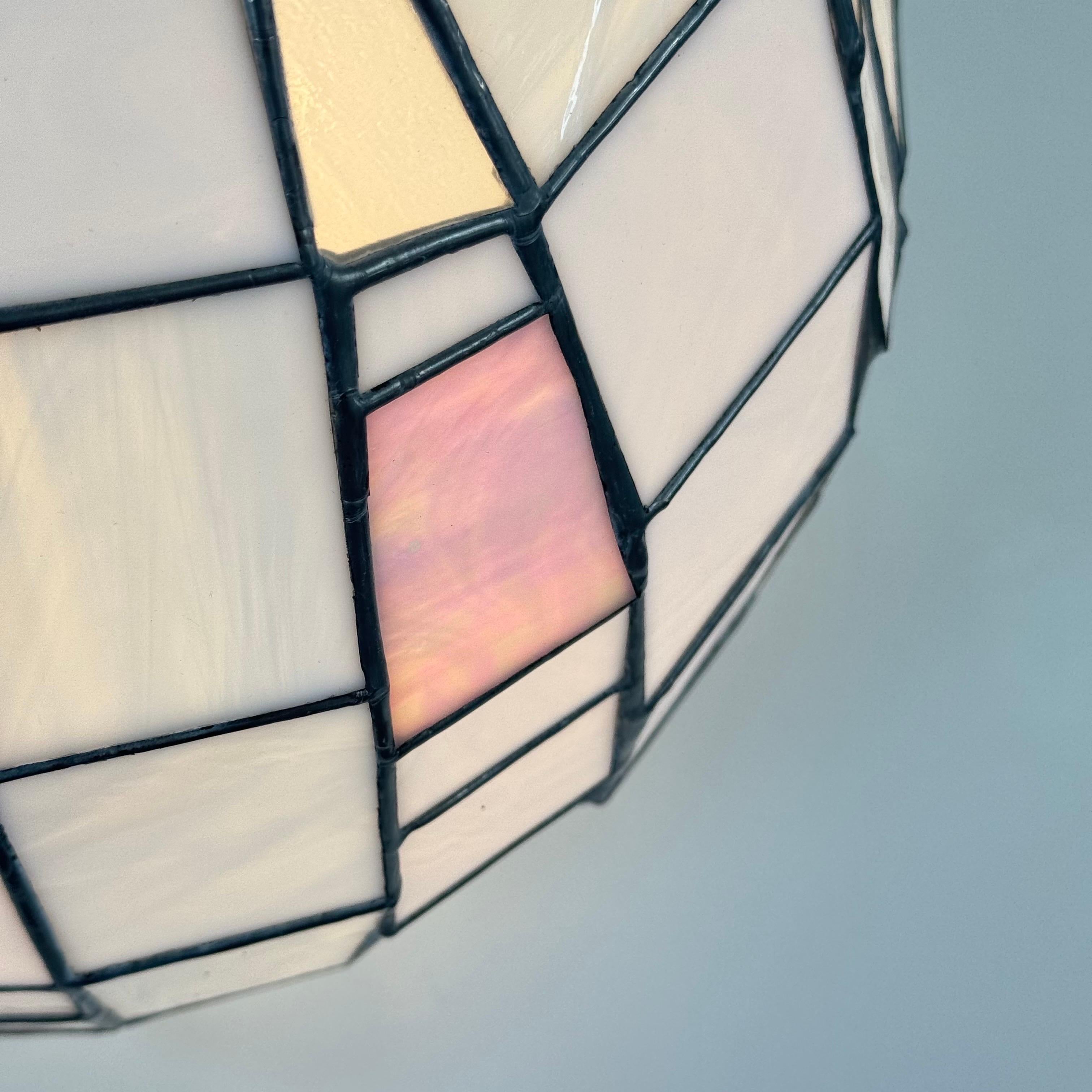 Grande lampe ovoïde en nacre irisée de style Tiffany, 1980 en vente 8