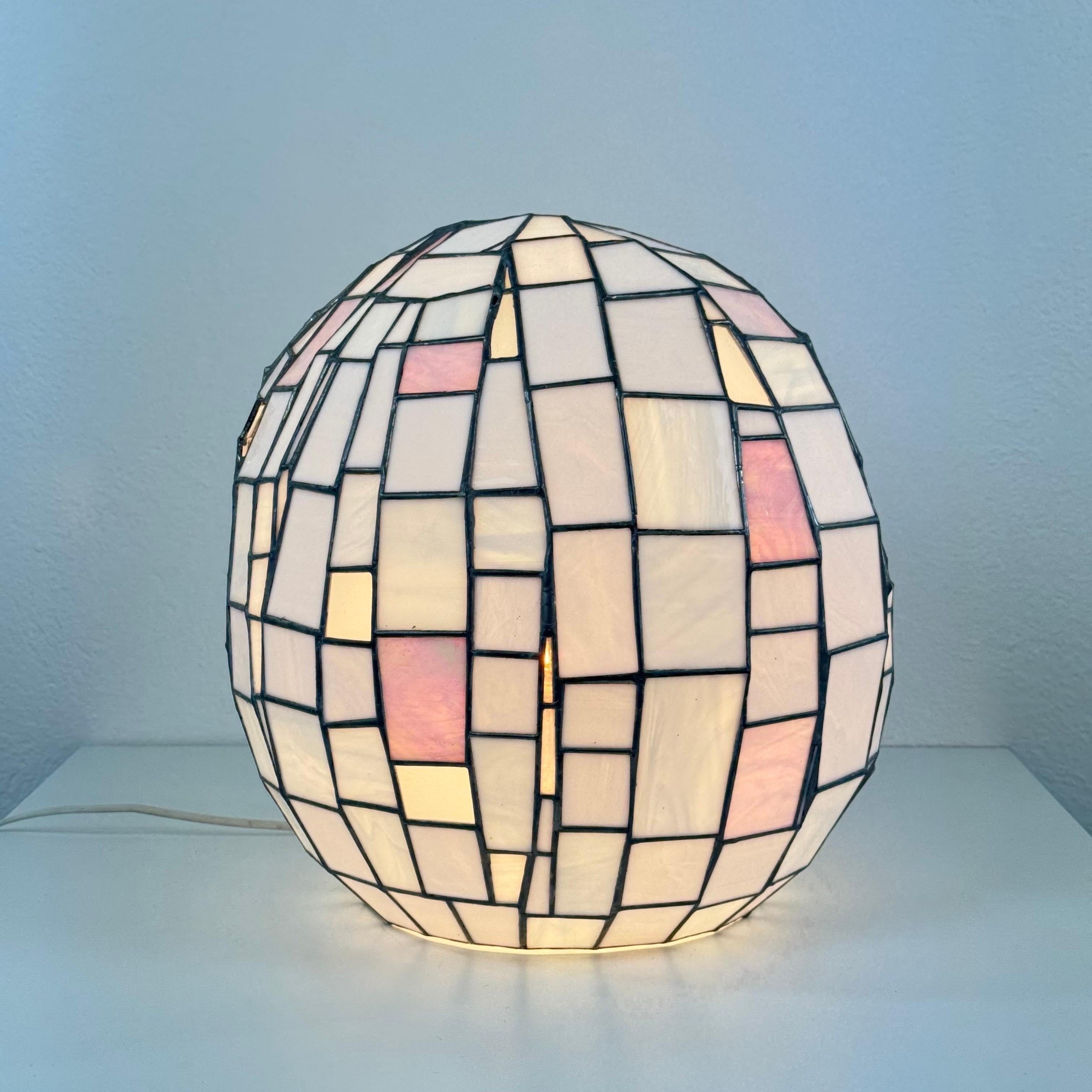 Mid-Century Modern Grande lampe ovoïde en nacre irisée de style Tiffany, 1980 en vente