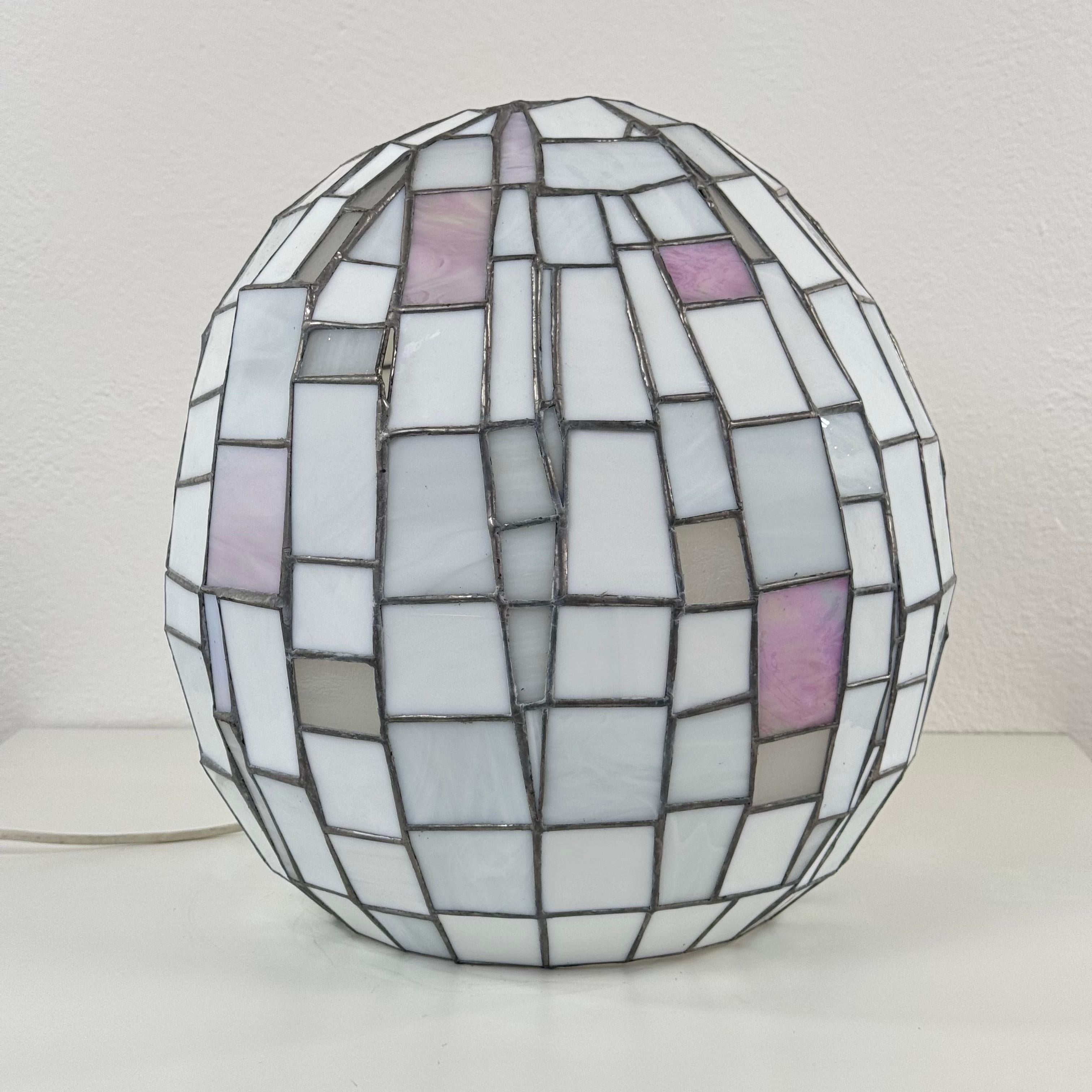 italien Grande lampe ovoïde en nacre irisée de style Tiffany, 1980 en vente