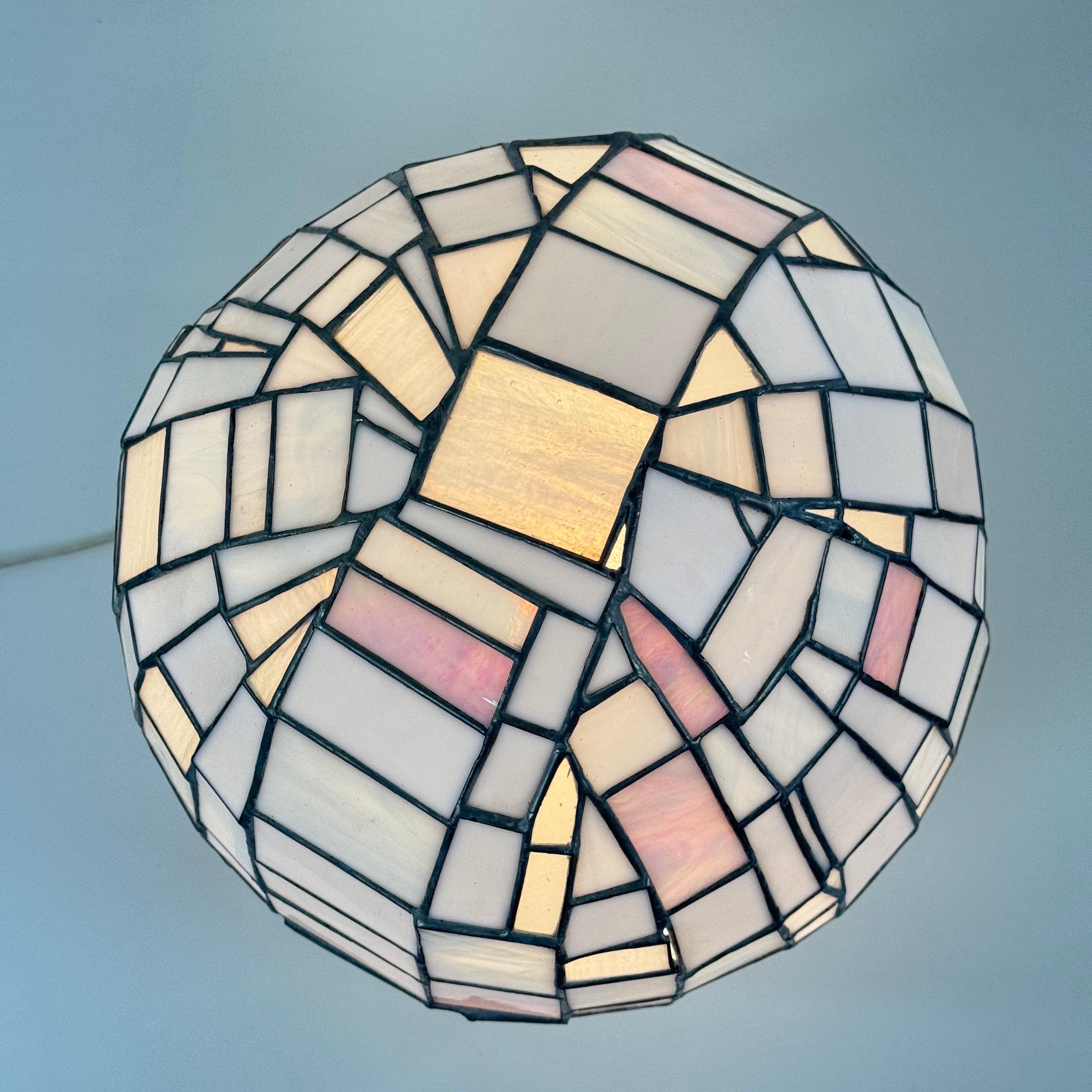 Fait main Grande lampe ovoïde en nacre irisée de style Tiffany, 1980 en vente