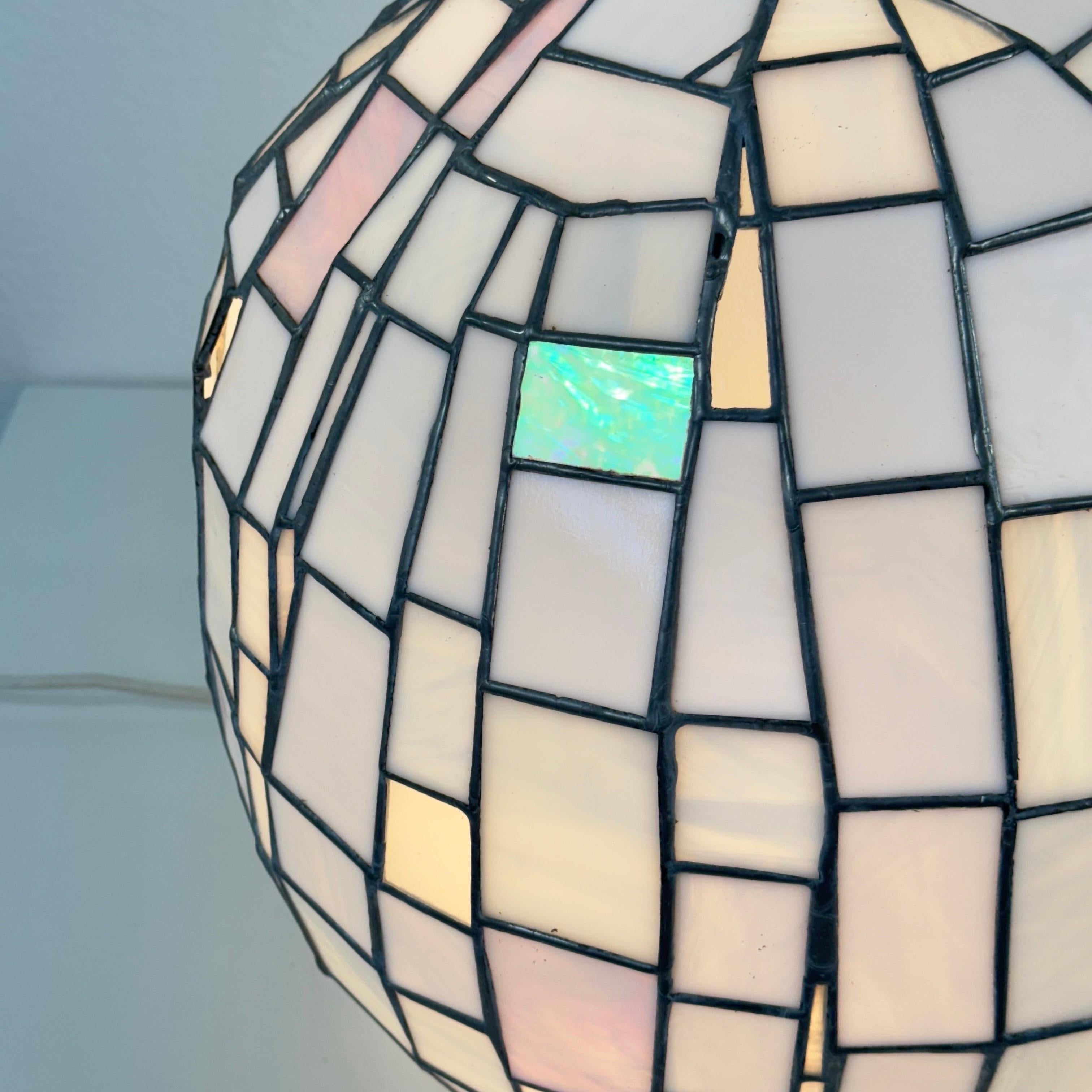 Grande lampe ovoïde en nacre irisée de style Tiffany, 1980 Bon état - En vente à Bagnolo Mella, Brescia
