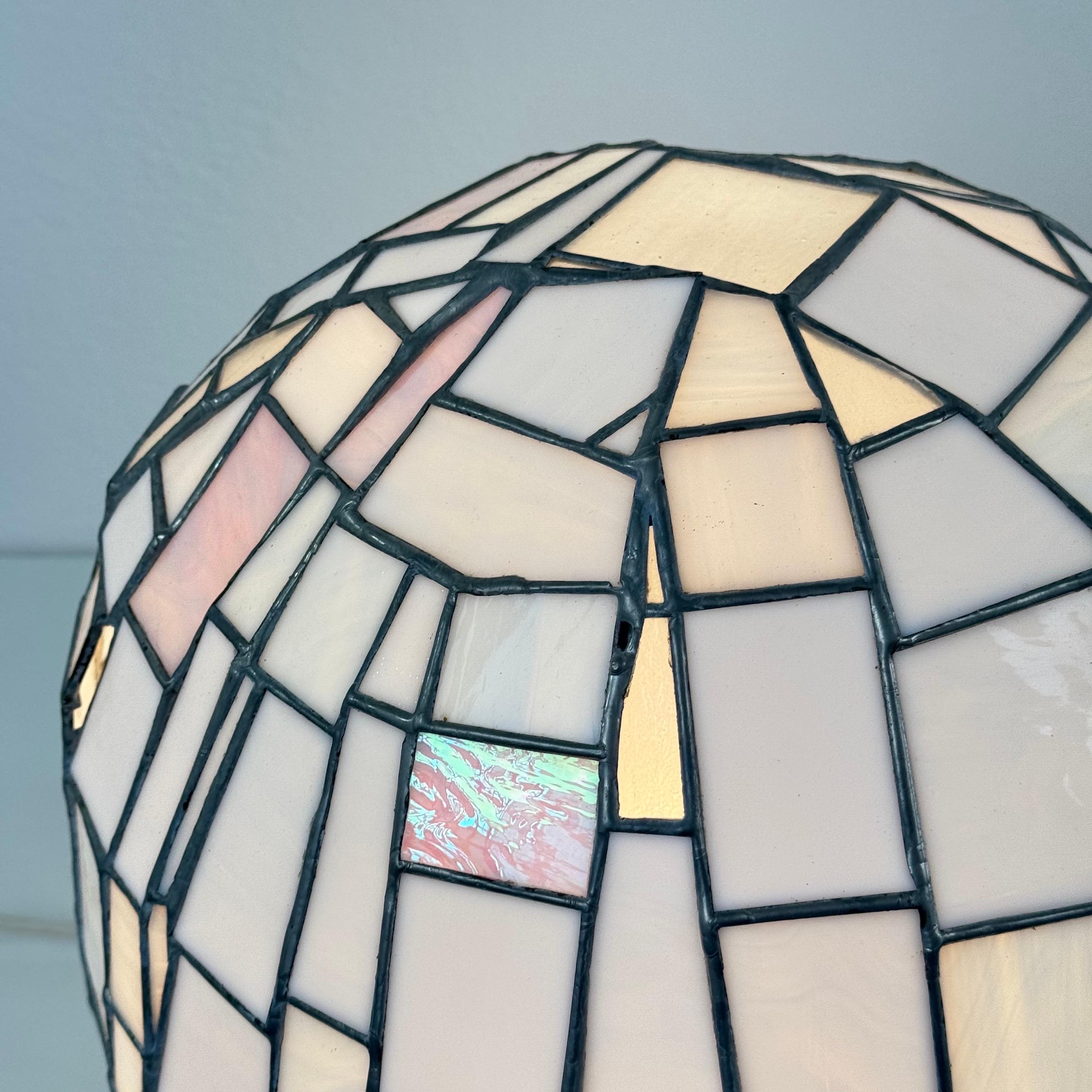 Fin du 20e siècle Grande lampe ovoïde en nacre irisée de style Tiffany, 1980 en vente
