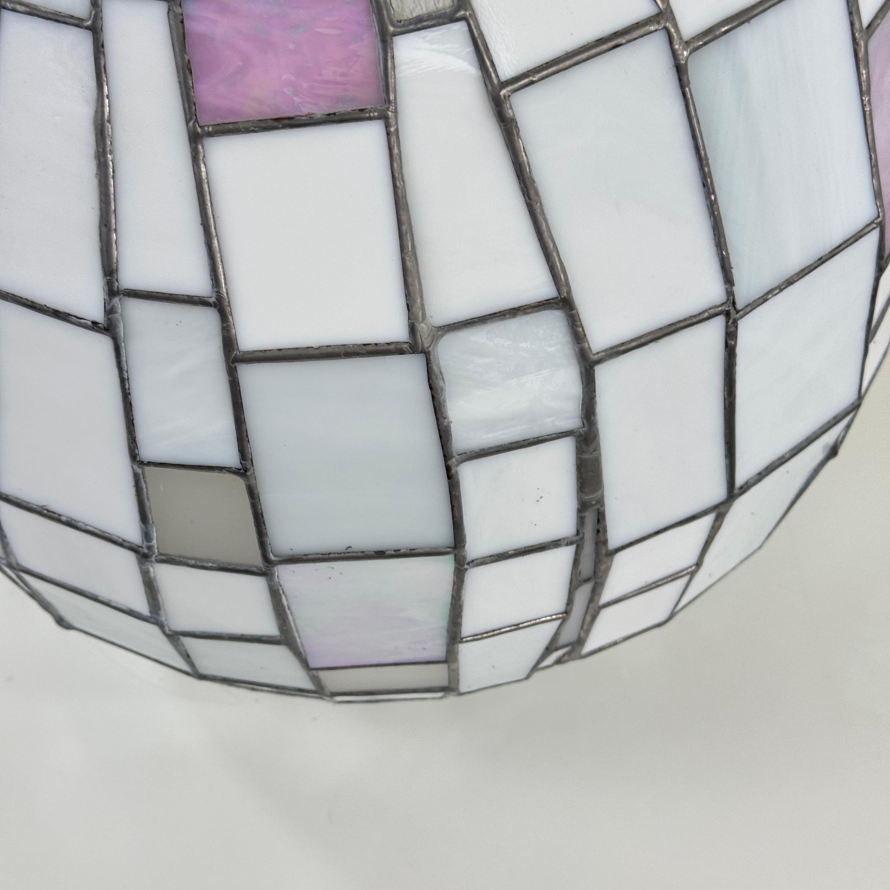 Grande lampe ovoïde en nacre irisée de style Tiffany, 1980 en vente 1
