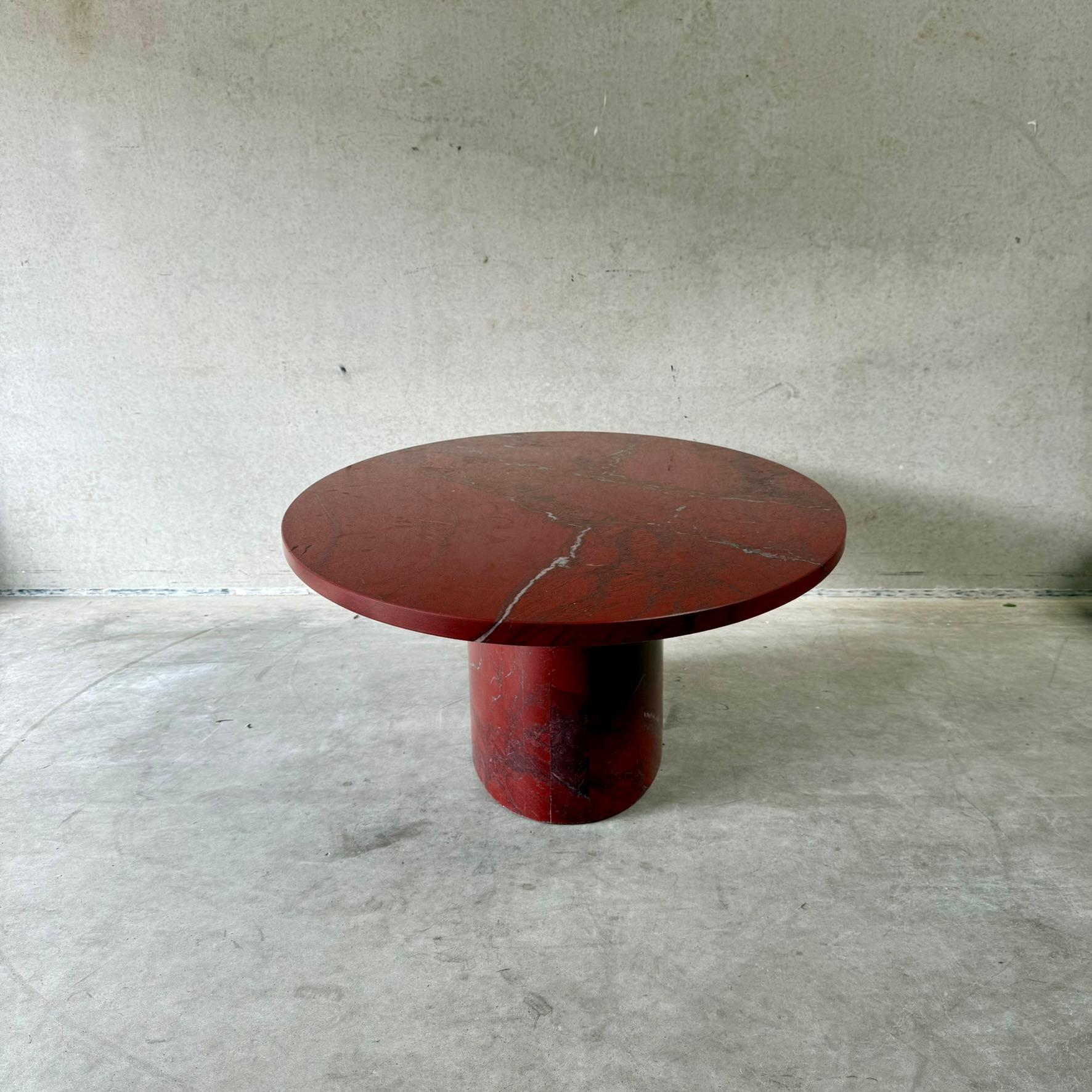 Mid-Century Modern Grande table basse ovale en marbre rouge sang de bœufrosso Levanto, Italie 1980 en vente