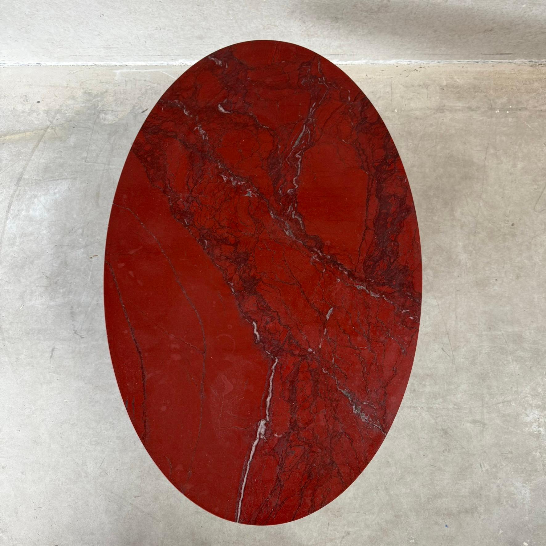 Marbre Grande table basse ovale en marbre rouge sang de bœufrosso Levanto, Italie 1980 en vente