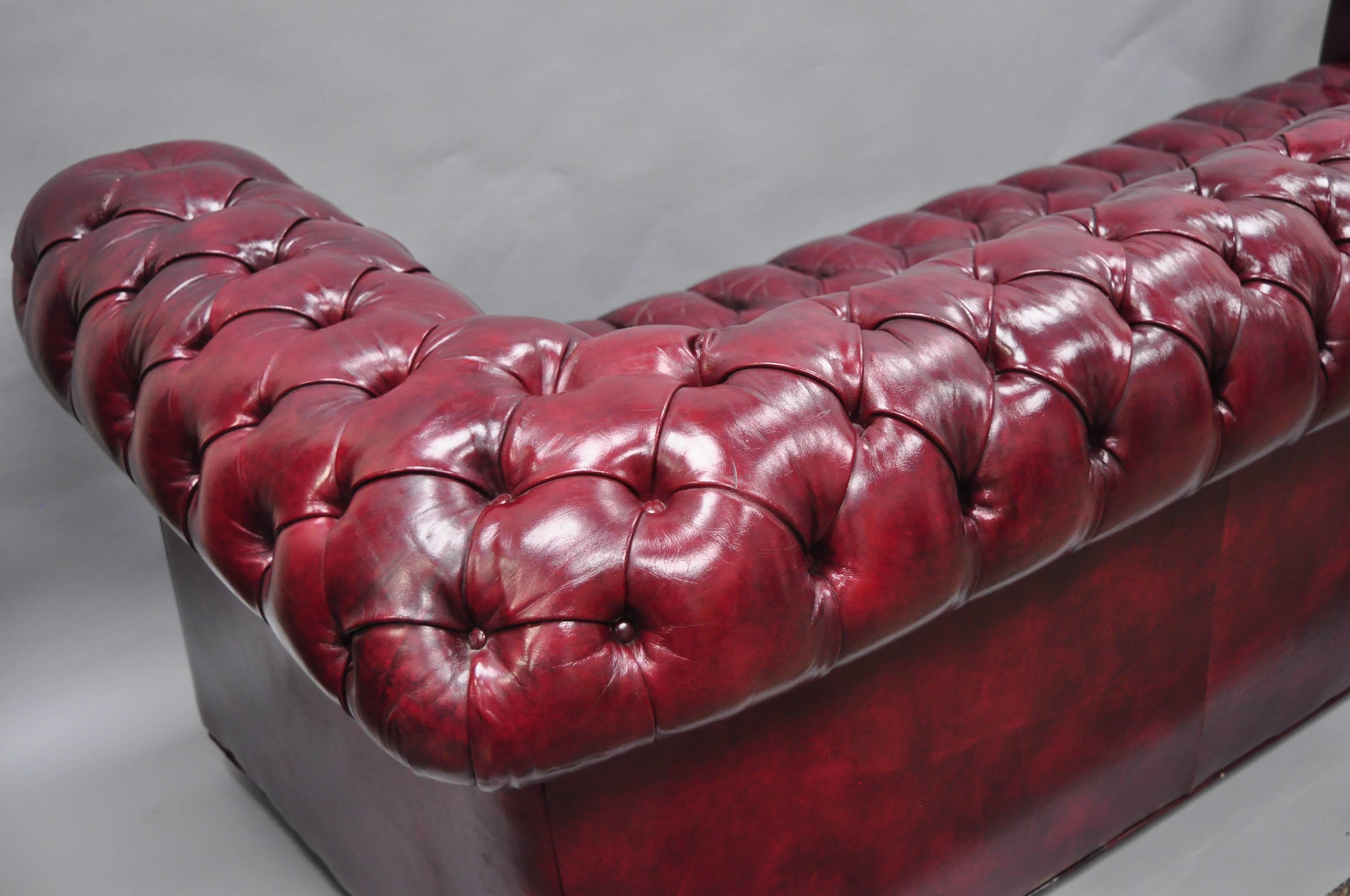Grand canapé Chesterfield en cuir rouge sang de boeuf:: bourgogne et boutons 8