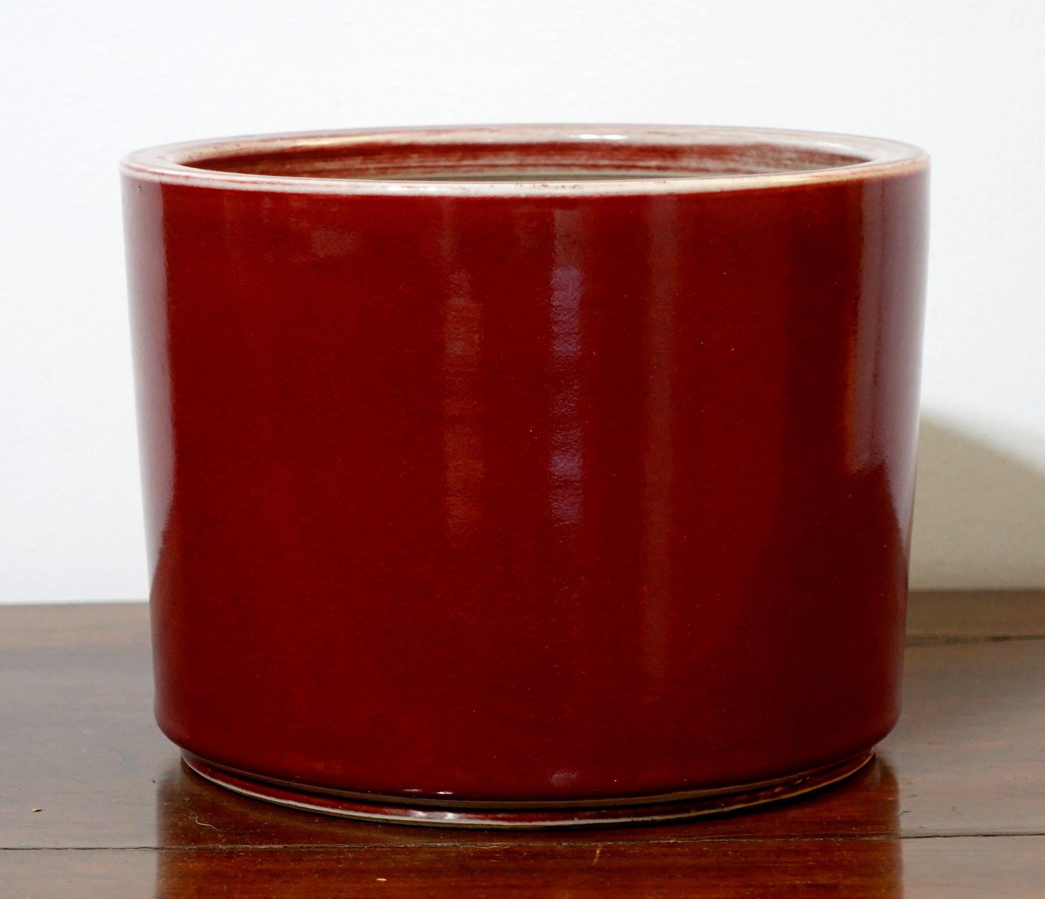 China, Oxblood-Glazed brush holder/pot, 19th Century, cylindrical form rested on a broads bisque foot rim, the bisque base with combed circles.
Measures: H: 6 1/2