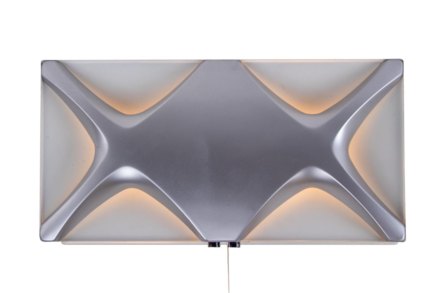 Very rare Oyster wall light made of white and silver enameled metal in the manner of Staff, Germany, 1968.
A real eye-catcher even unlit. Gem from the time.

Designer: Klaus Link.
Manufacturer: Neuhaus Lighting.
Measurements: 18.11 x 9 x 3.9 