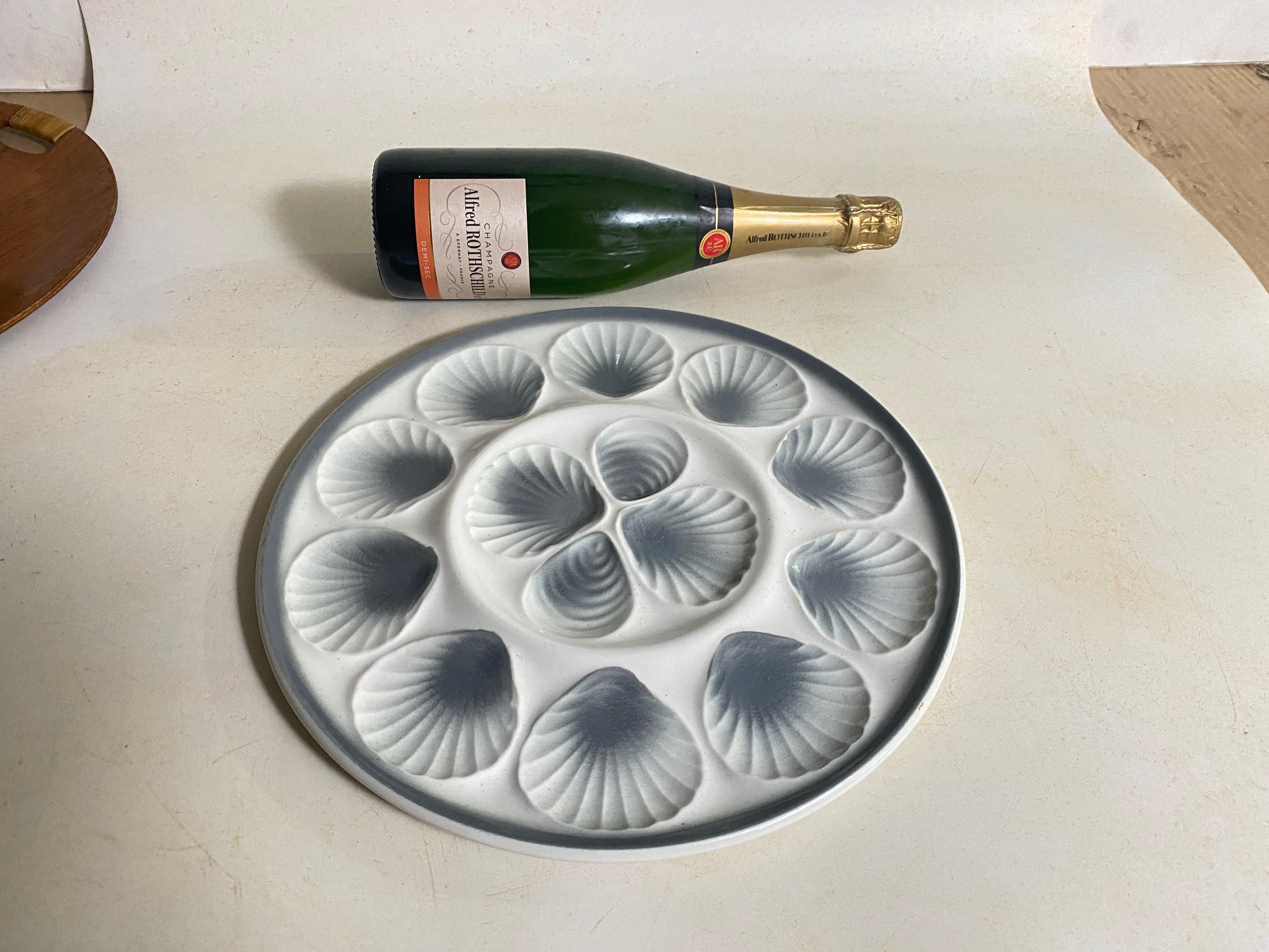 Oyster plate in Cramic, in Grey color. Large.
France, 1960.
Manufacturer : Moulins des Loups France