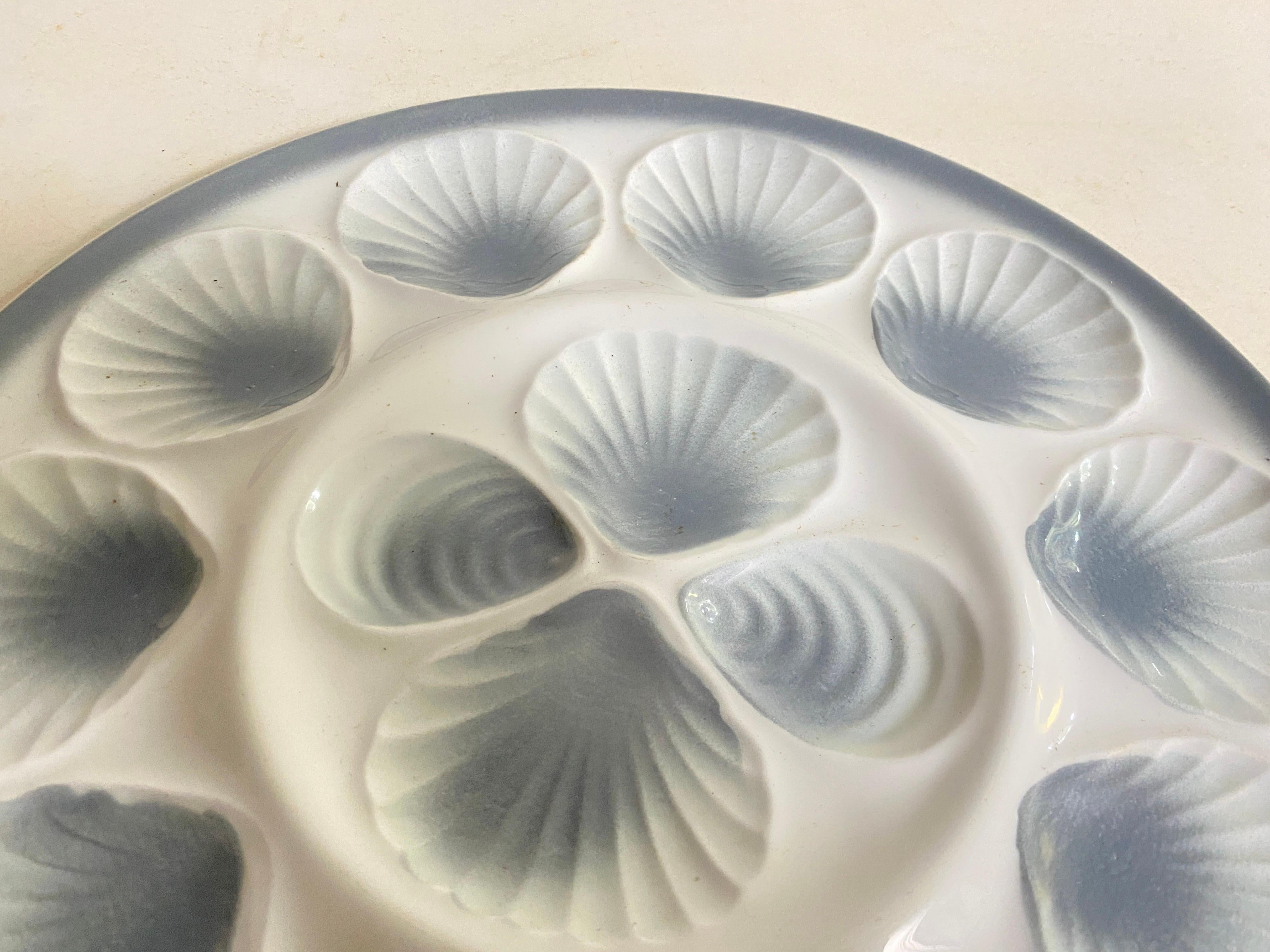 Dipinto a mano Piatto grande per ostriche in ceramica color grigio 1960 Francia di Moulin des Loups in vendita