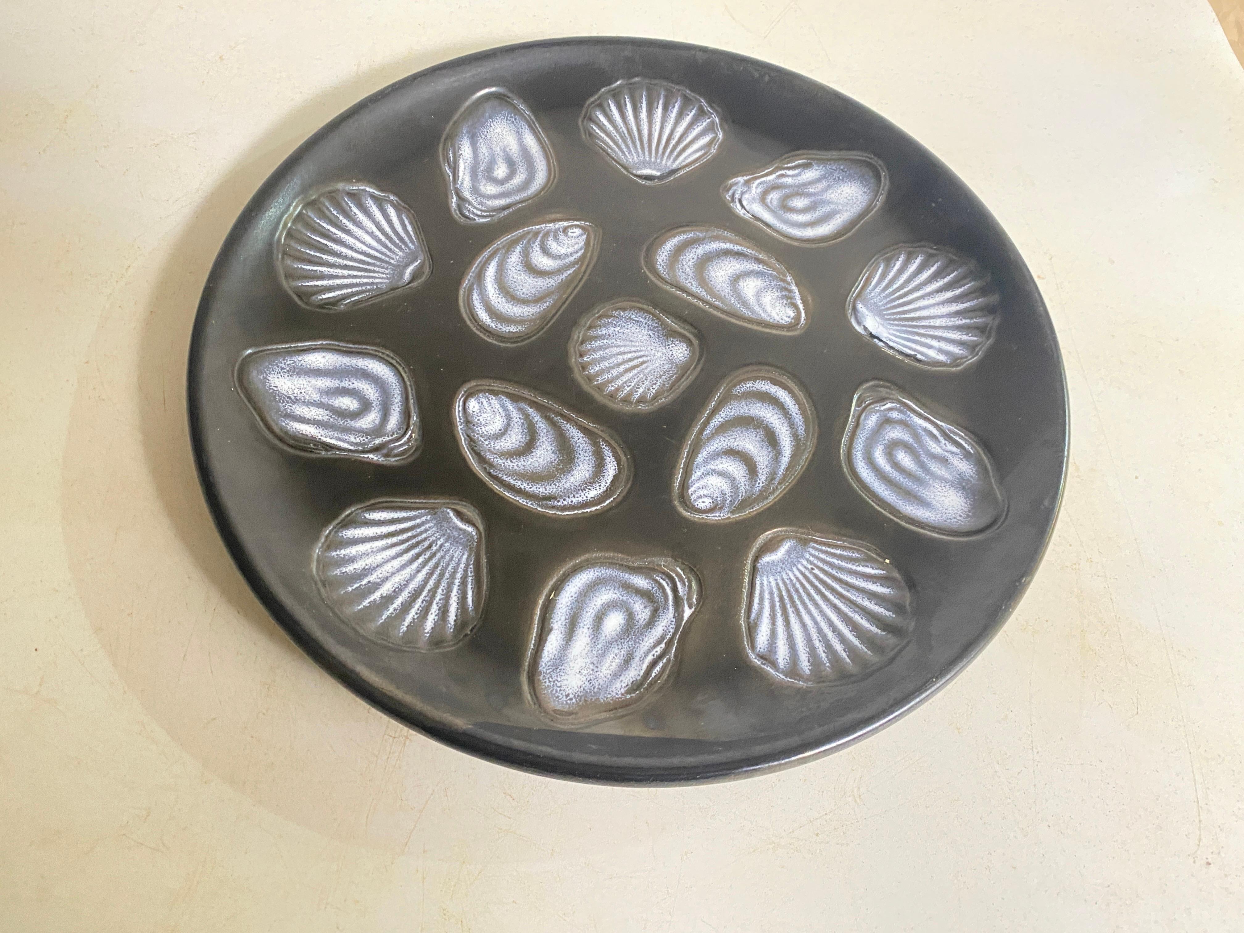 Large Oyster Plate in Ceramic BlACK and White Color, 1960 France by Elchinger In Good Condition For Sale In Auribeau sur Siagne, FR