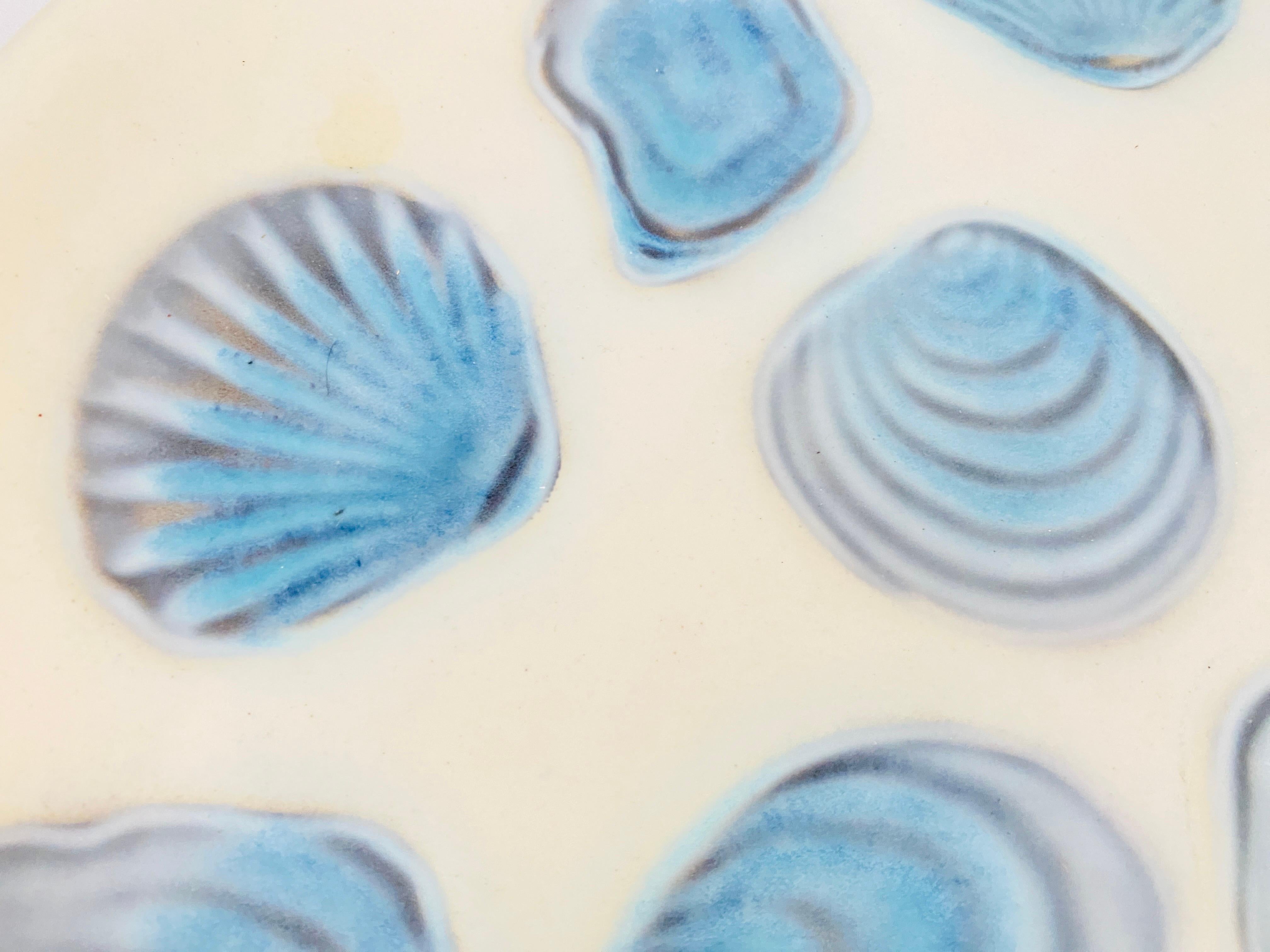 Milieu du XXe siècle Grande assiette à huîtres en céramique bleue et blanche, France par Elchinger, 1960 en vente