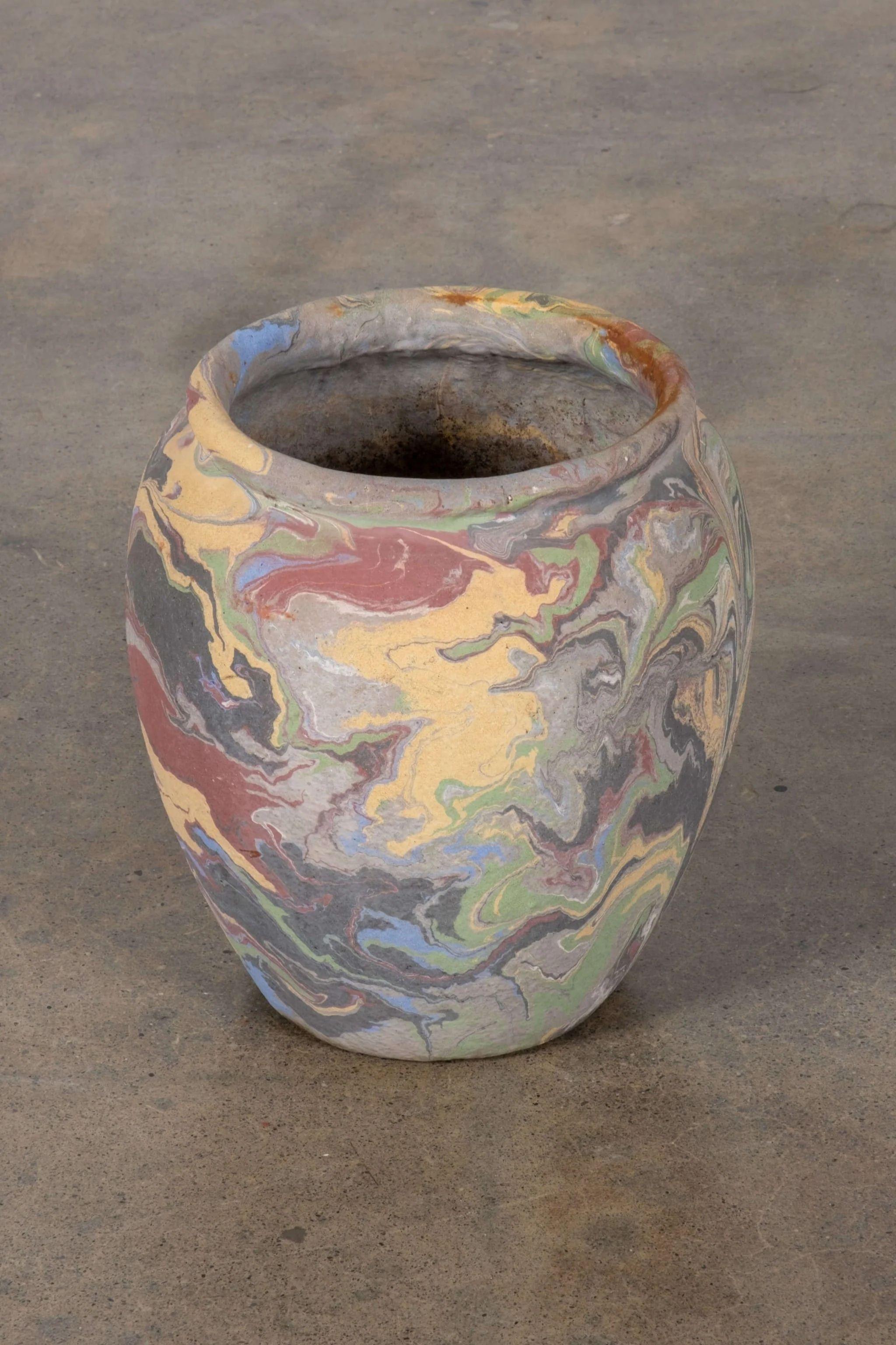 Grigi neutri, blu e ruggine, sulla tavolozza dei colori tenui che si vedono raramente.

SU OZARK ROADSIDE POTTERY
La 