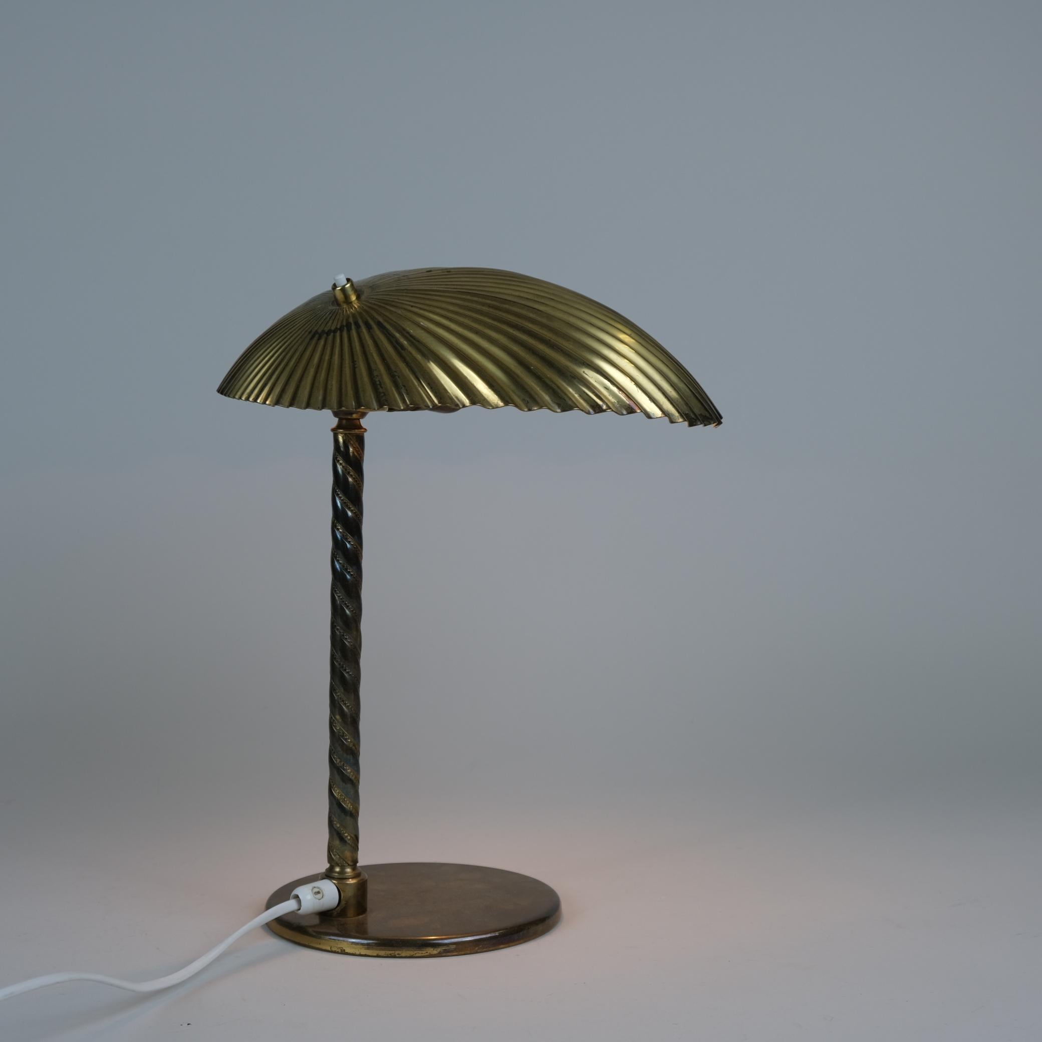 Mid-Century Modern Large Paavo Tynell Full Brass Seashell Table Lamp Model 5321, Taito Oy 1940s For Sale