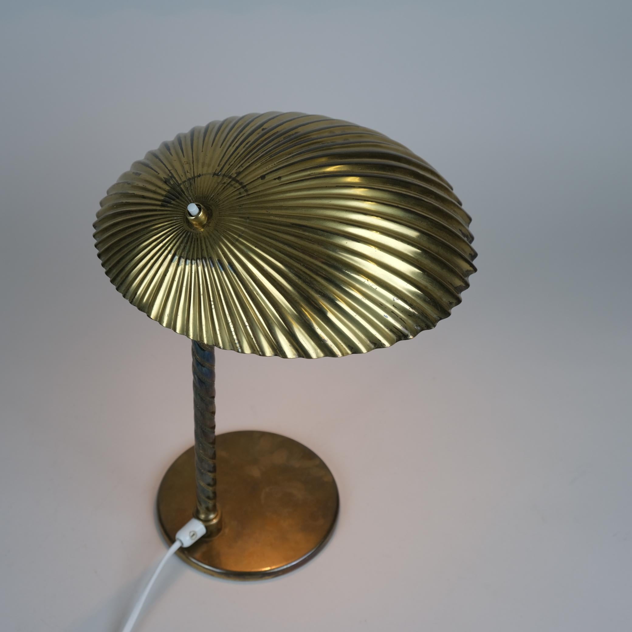 Large Paavo Tynell Full Brass Seashell Table Lamp Model 5321, Taito Oy 1940s In Good Condition For Sale In Helsinki, FI