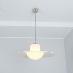 Große Paavo Tynell Pendelleuchte, verchromtes Metall, lackierter Schirm und Opalglas, 1950er Jahre