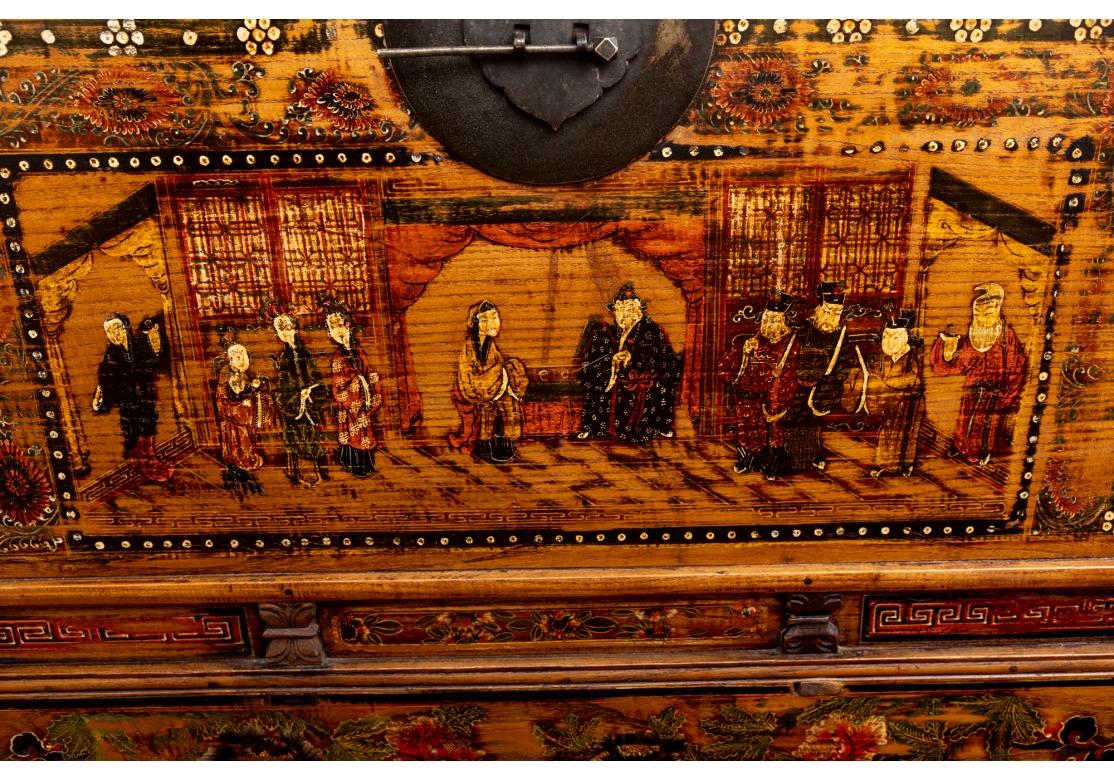 Grande malle chinoise décorée de peinture comme table à cocktail en vente 5