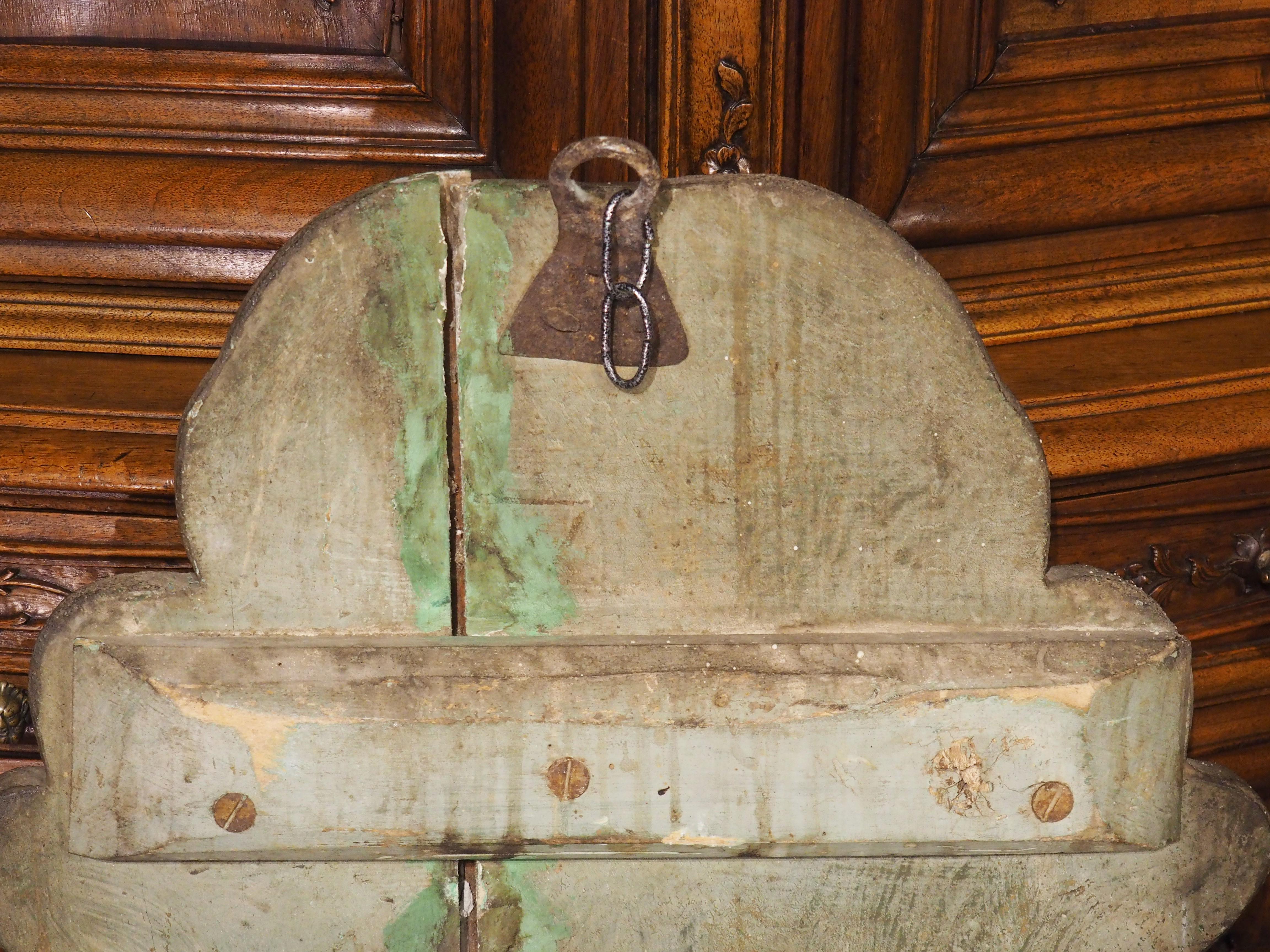 Diese große Kartusche wurde um 1700 in Italien aus Holz geschnitzt und von Hand mit einem zentralen Wappen bemalt. Das Wappen ist einem französischen Schild aus dem 16. Jahrhundert nachempfunden, von einer goldenen Umrandung umgeben und mit einer