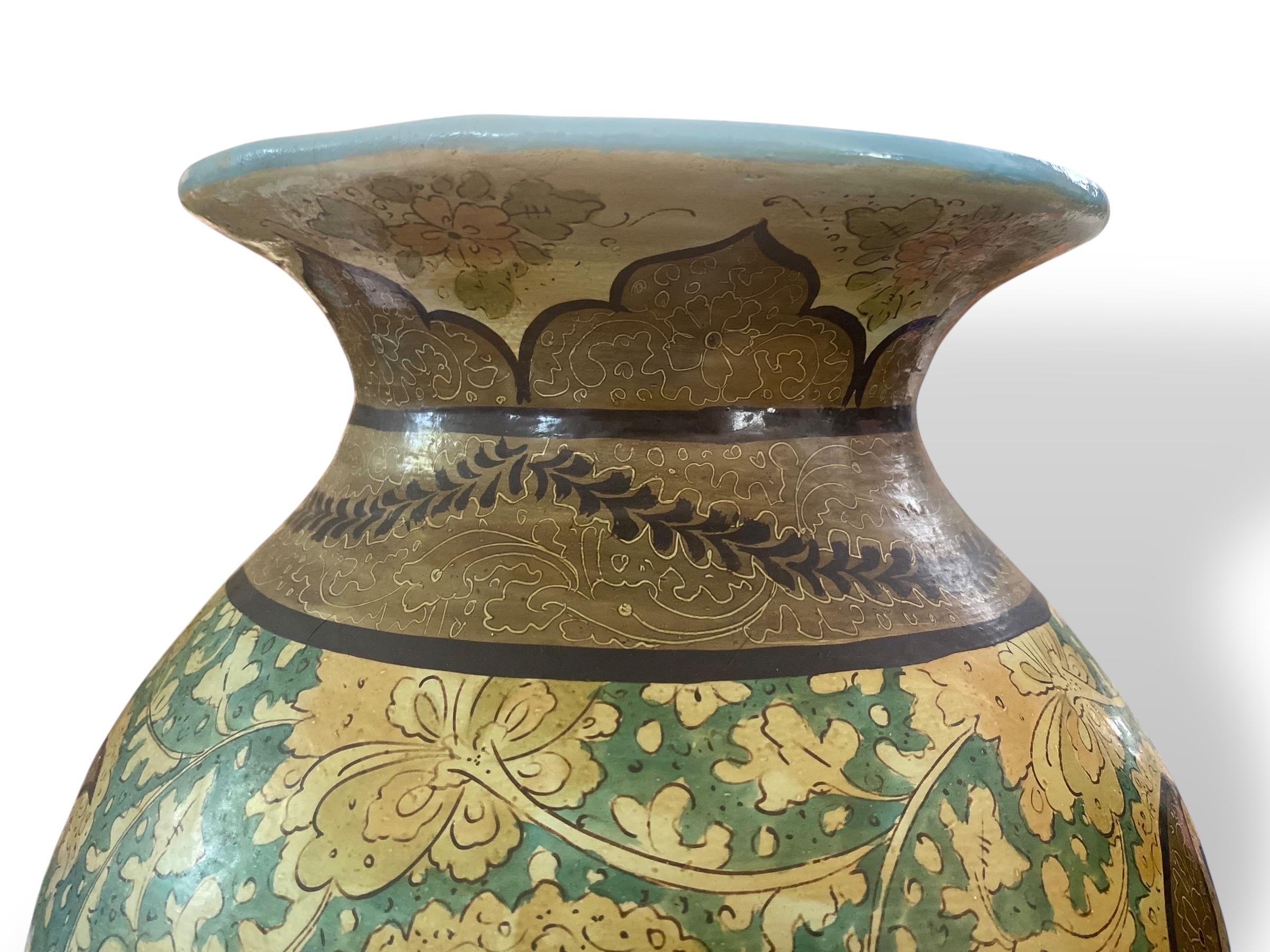 Grande vaso in ceramica dipinta - stile Qajar, Persia, inizio XX secolo in vendita 9