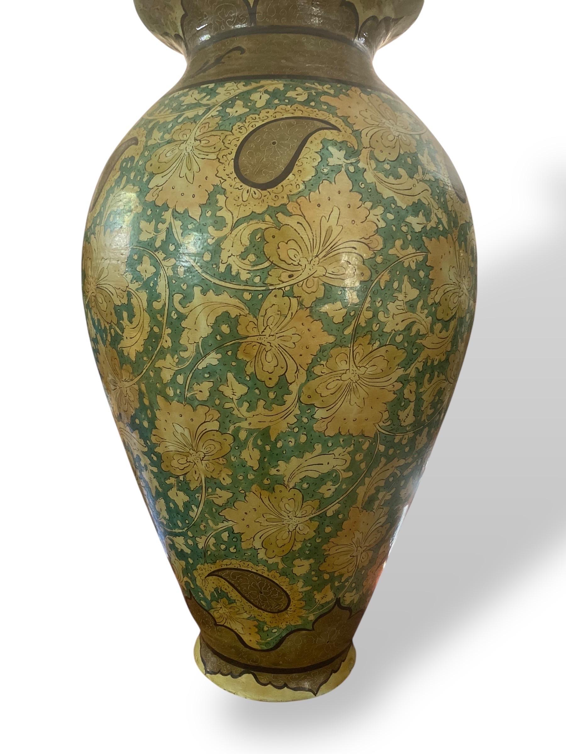 Grande vaso in ceramica dipinta - stile Qajar, Persia, inizio XX secolo in vendita 11