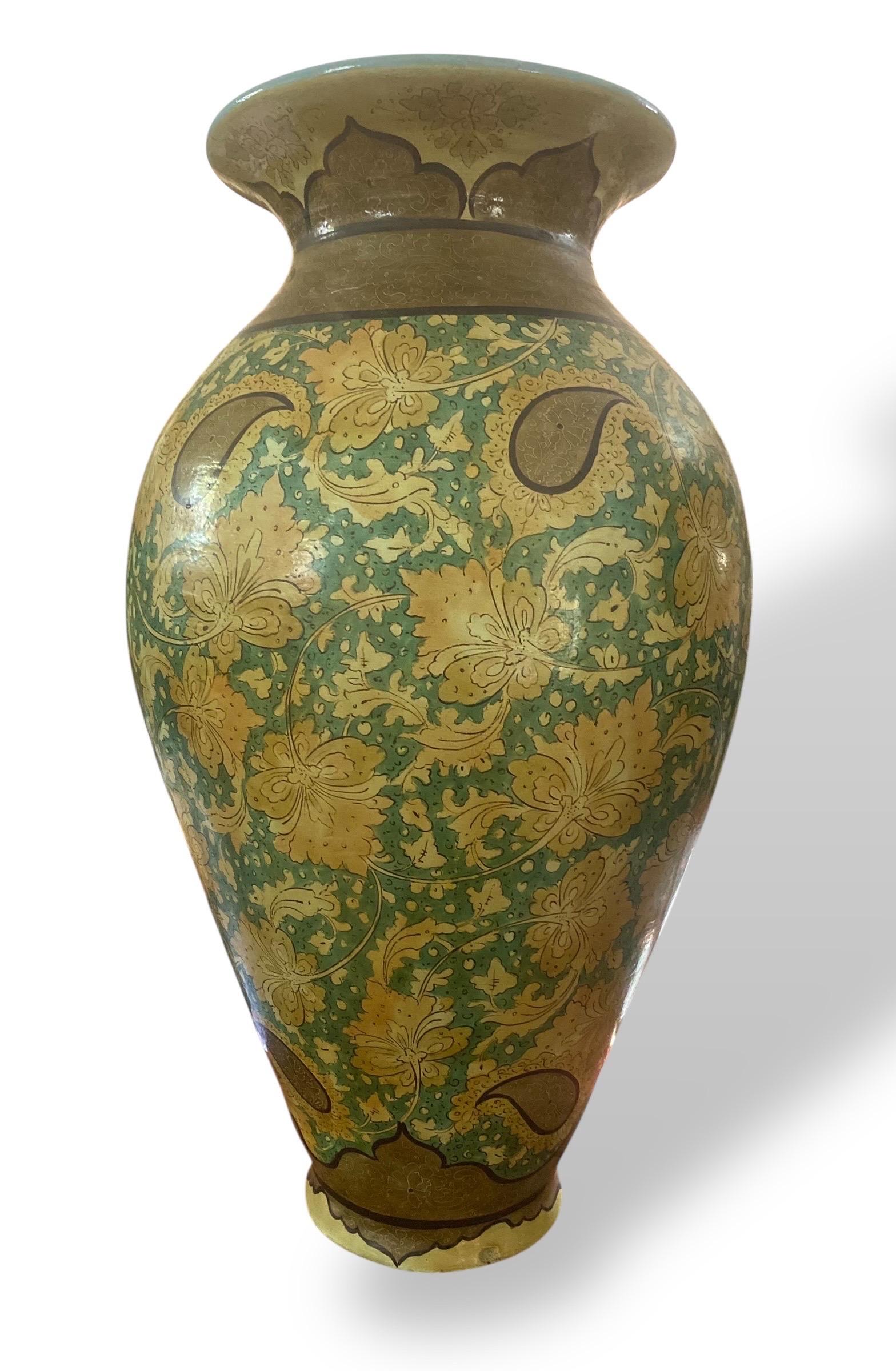 Superbo e grande vaso a balaustro in ceramica dipinta, ornato da un ricco disegno floreale dorato su sfondo verde arricchito da motivi paisley. Il collo svasato e la silhouette sottile evidenziano la finezza della decorazione, caratteristica