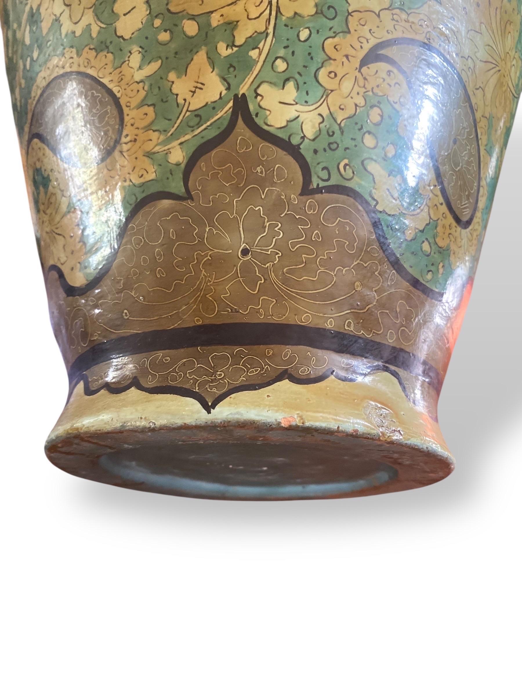 Persiano Grande vaso in ceramica dipinta - stile Qajar, Persia, inizio XX secolo in vendita