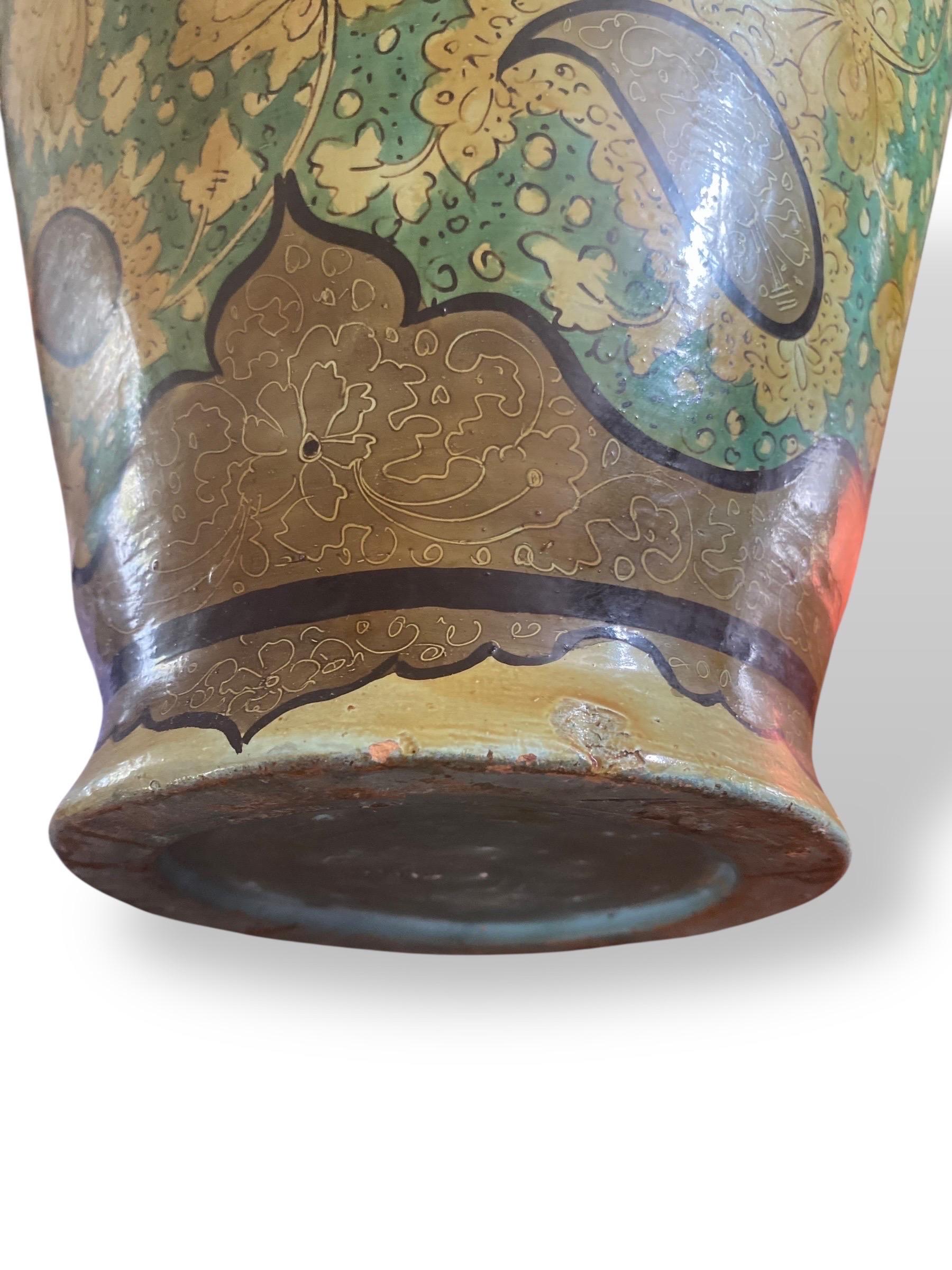 Dipinto a mano Grande vaso in ceramica dipinta - stile Qajar, Persia, inizio XX secolo in vendita