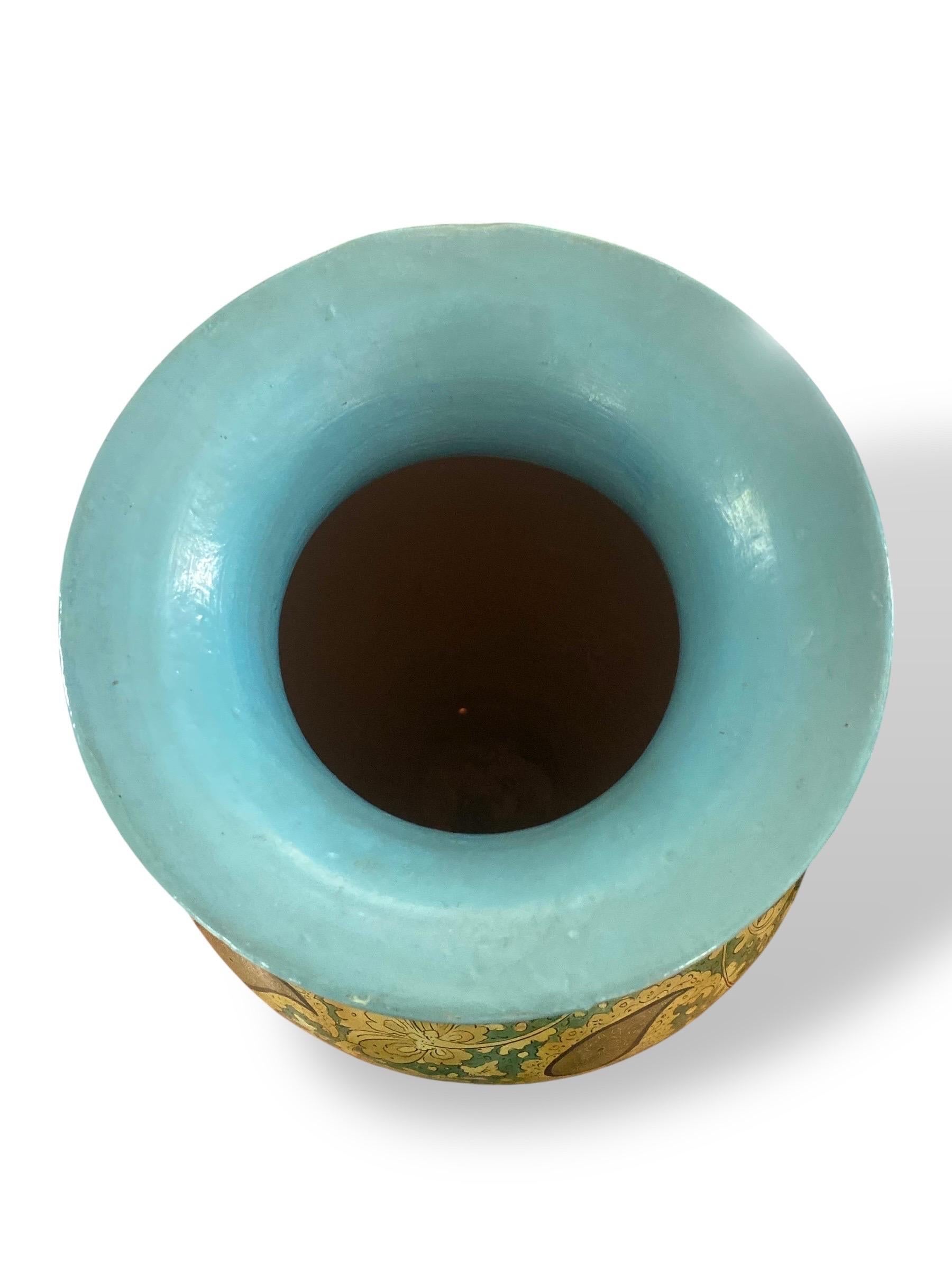 Ceramica Grande vaso in ceramica dipinta - stile Qajar, Persia, inizio XX secolo in vendita