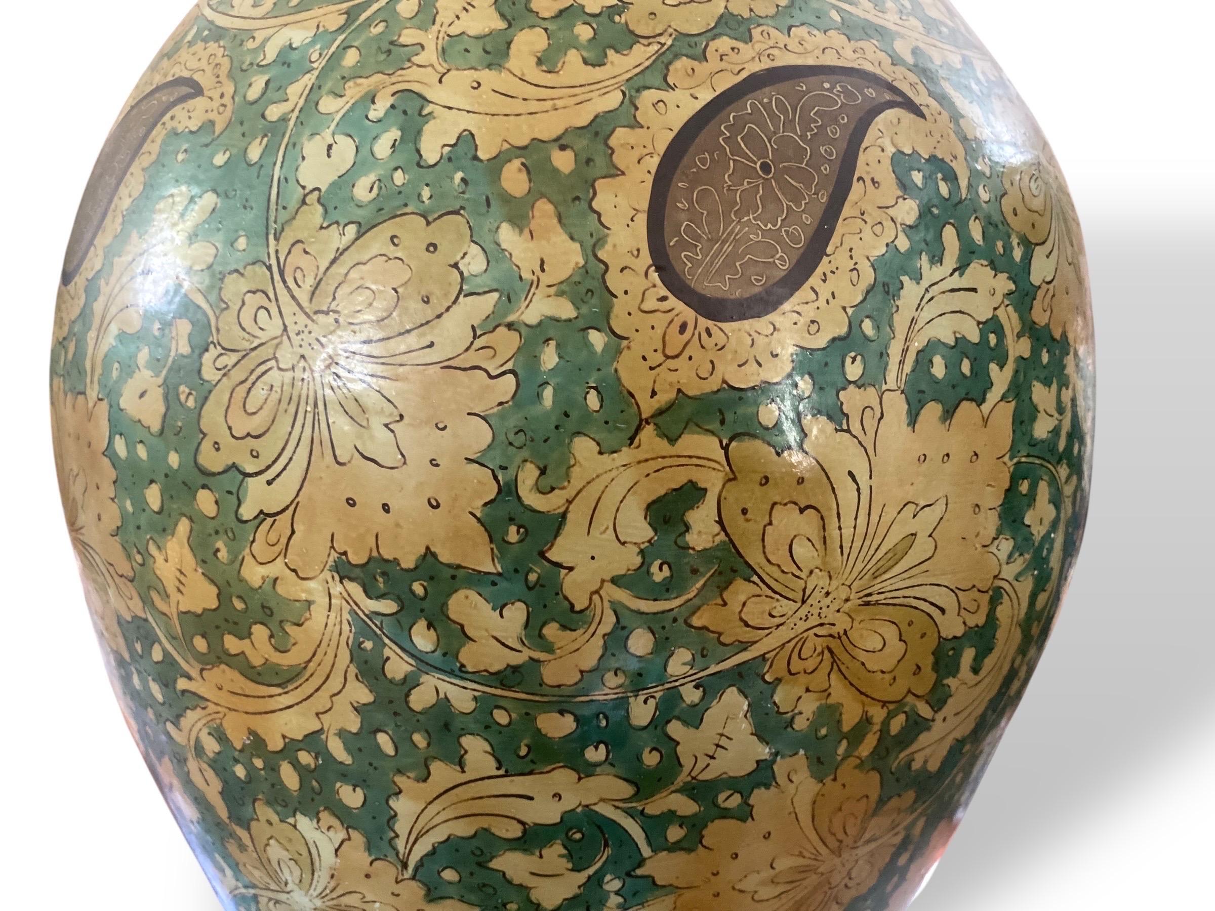 Grande vaso in ceramica dipinta - stile Qajar, Persia, inizio XX secolo in vendita 1
