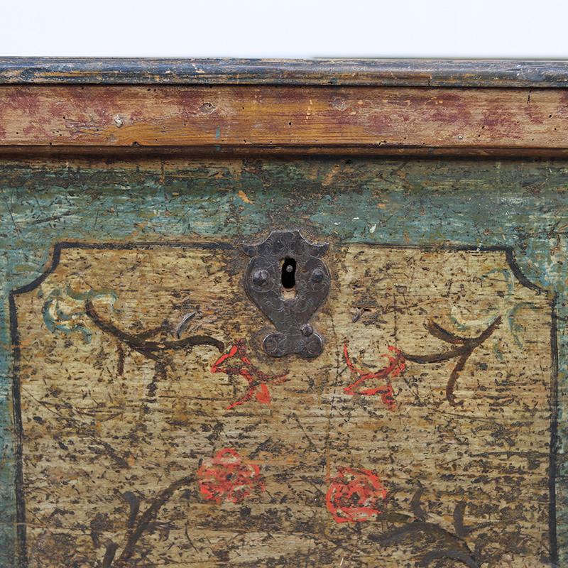 Antique Large Painted Folk Art Farmhouse Bridal Chest 1753 In Good Condition For Sale In OOSTERHOUT, NL