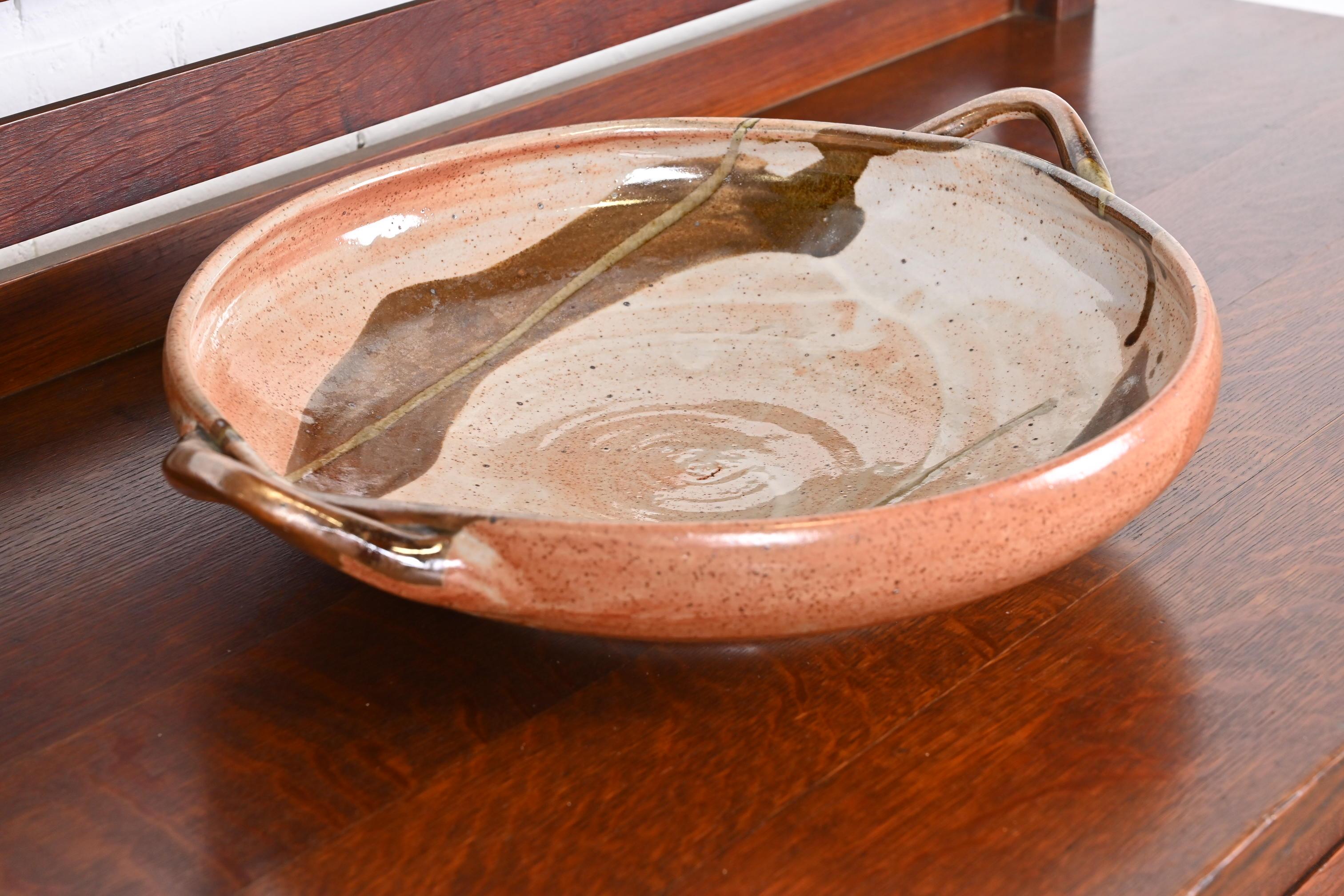 Große bemalte glasierte Keramik-Studio-Keramikschale mit Henkeln (Glasiert) im Angebot