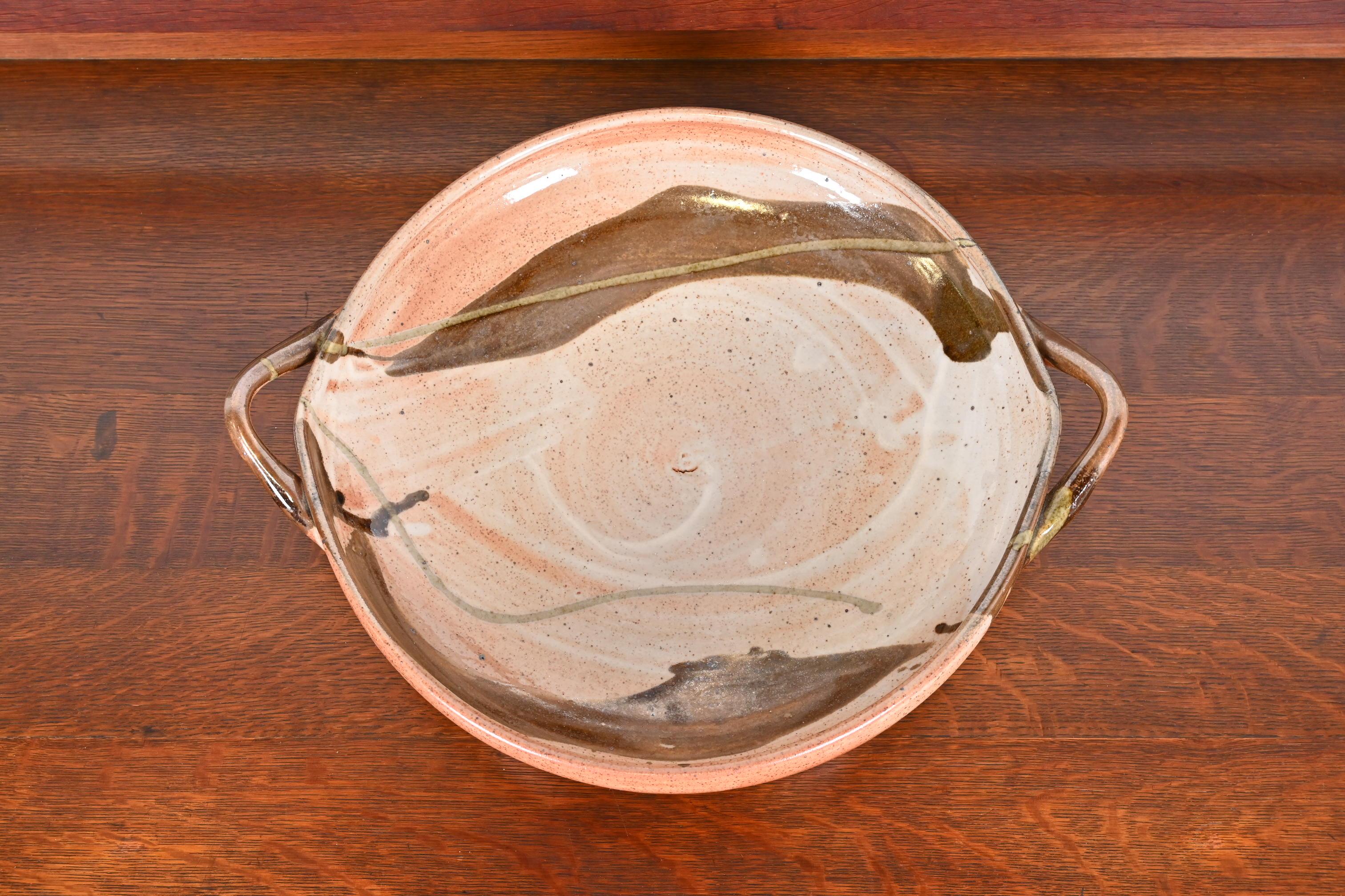 20ième siècle Grand bol en céramique peinte et émaillée d'atelier avec poignées en vente