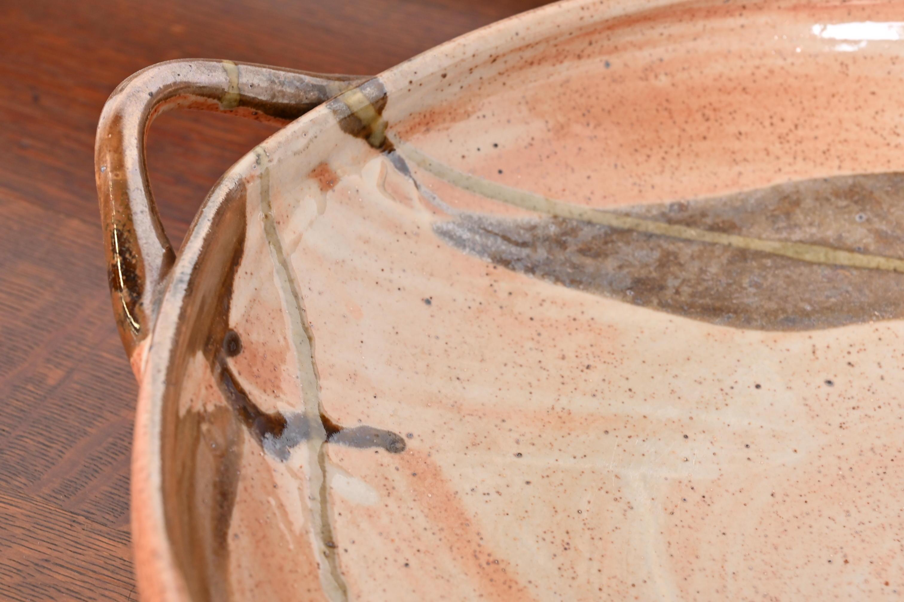 Große bemalte glasierte Keramik-Studio-Keramikschale mit Henkeln (20. Jahrhundert) im Angebot