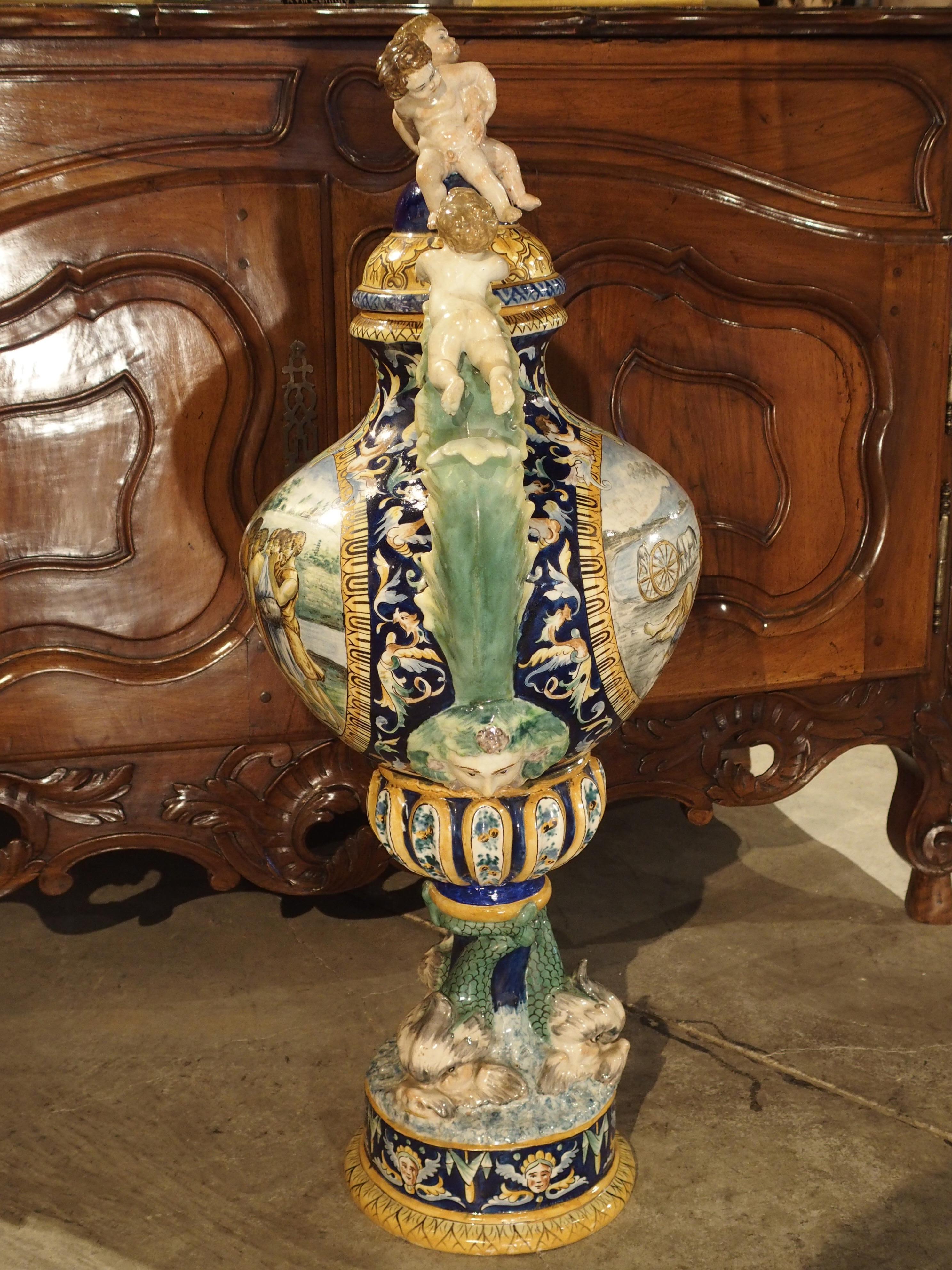 Grande urne en majolique italienne peinte, vers 1885 en vente 1