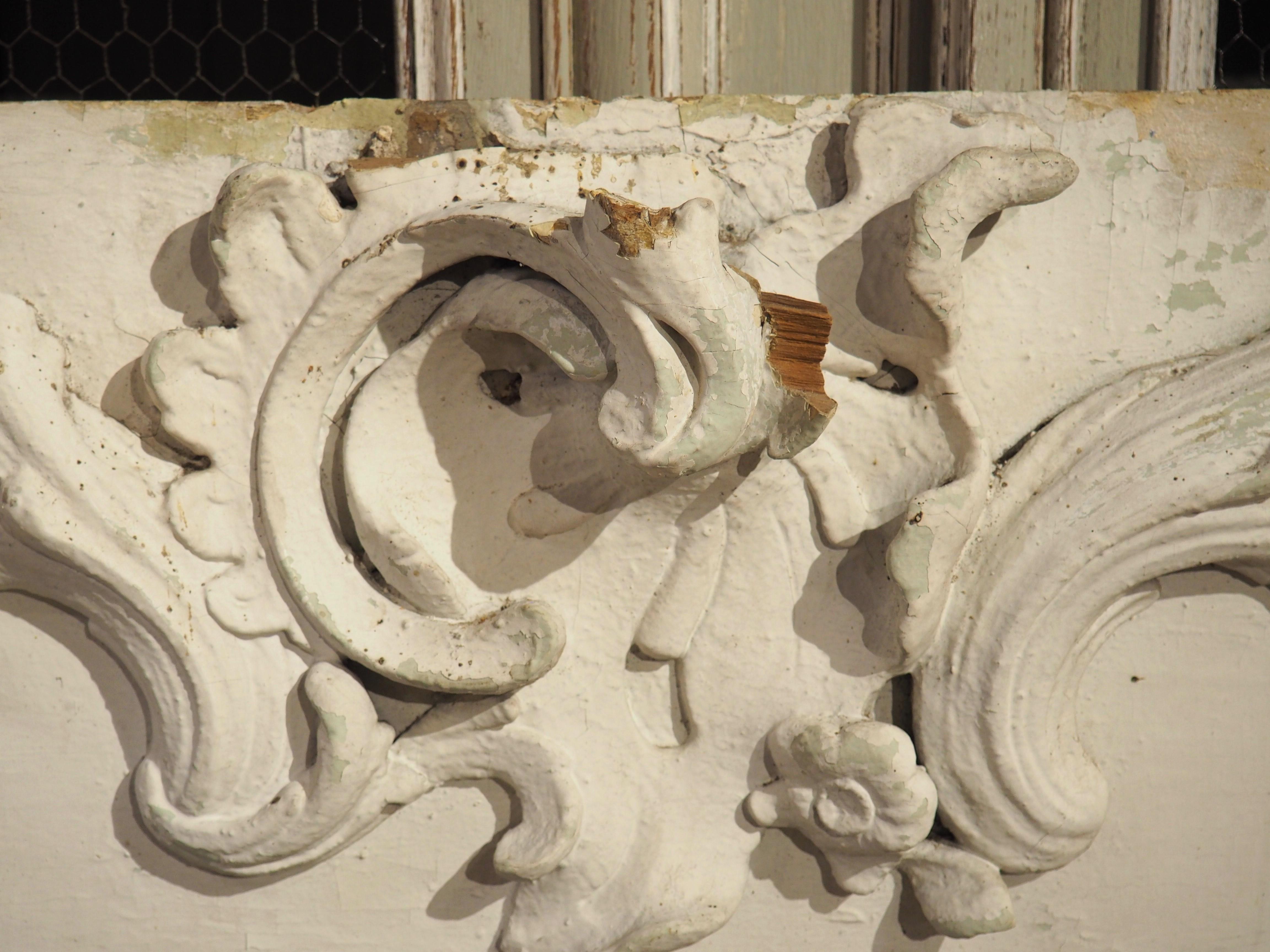 Questa grande porta dipinta faceva parte di una boiserie di un castello francese e la curva verso l'alto del bordo inferiore indica che molto probabilmente era posta sopra una porta ad arco. L'architettura intagliata a mano risale al 1760 circa ed è