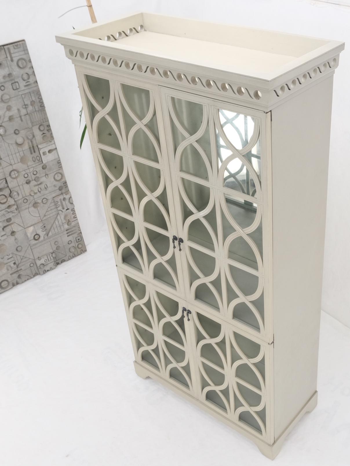 Hollywood Regency Grande armadio a doppia anta decorativo verniciato a specchio, credenza, vitrina in vendita