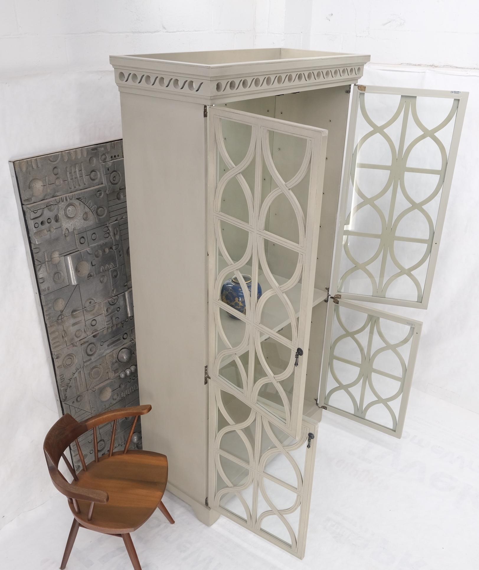 20ième siècle Grande armoire décorative à double porte en miroir peint Vitrine en vente