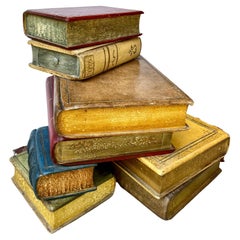 Niedriger bemalter oder polychrom lackierter Büchertisch in Buchform mit vier Stapeln