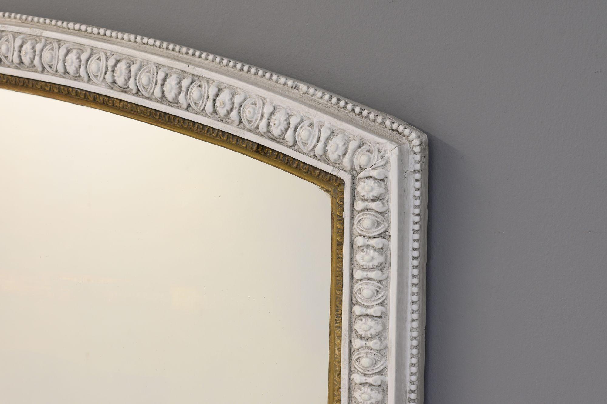 Overmantel mirror with original plate and gilding in repainted finish.
Circa 1890.
H 144cm x W 124cm x D 7cm