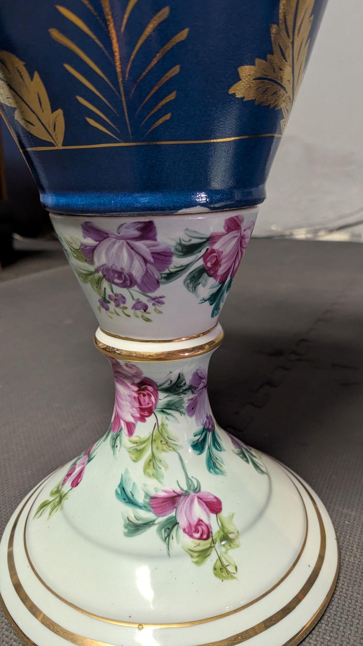 Paire de grands vases en porcelaine peinte en vente 3